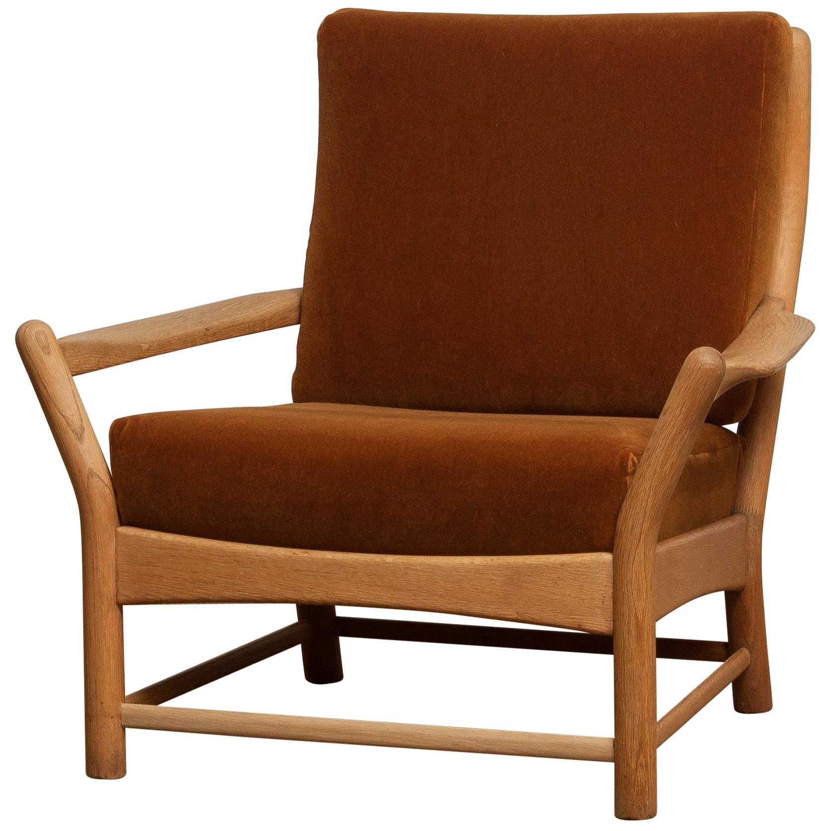 1950s, Oak and Brown Velvet Lounge Arm Easy Chair from Denmark In Good Condition In Silvolde, Gelderland
