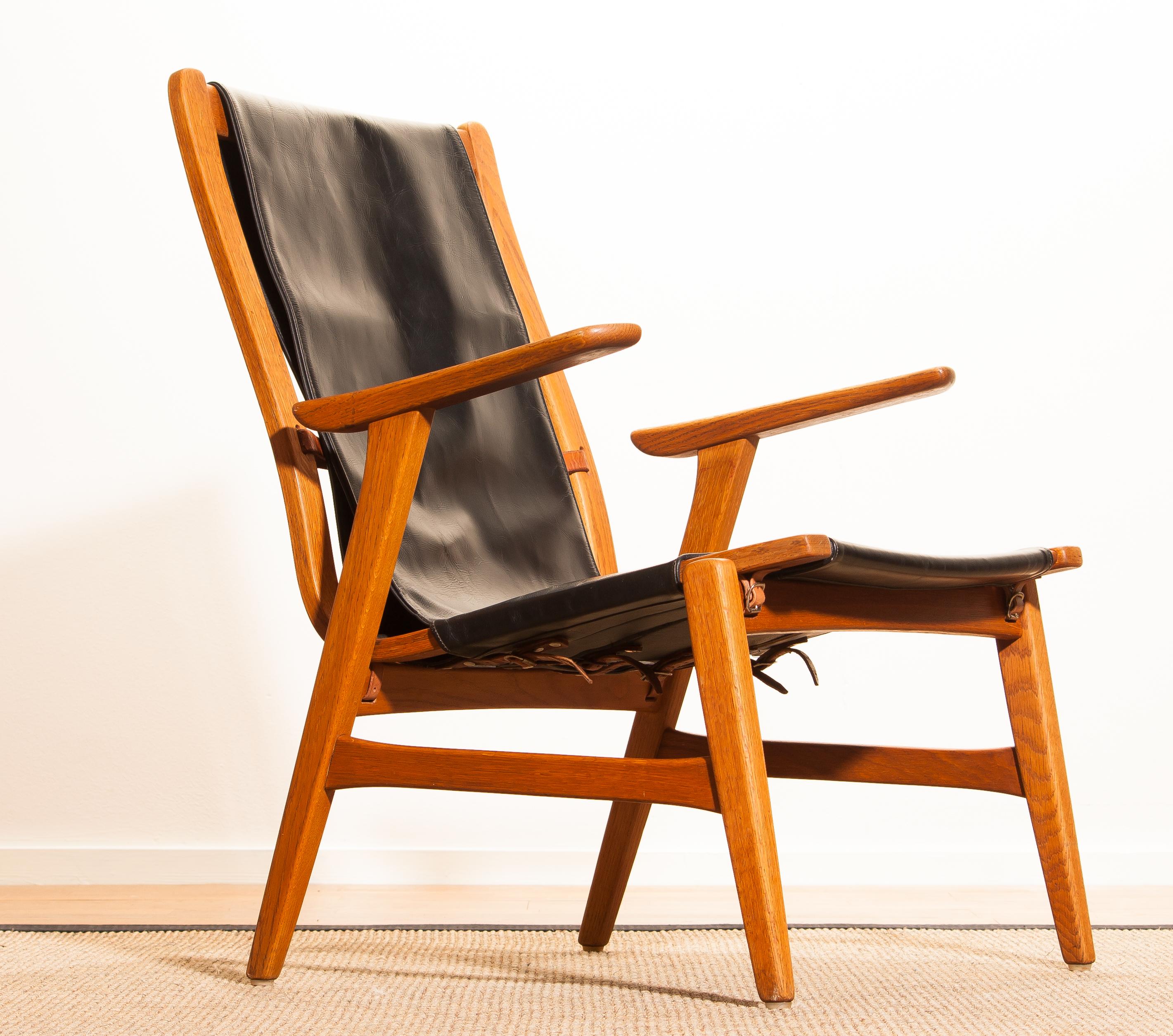 Wonderful hunting chair 'Ulrika' designed by Östen Kristansson for Vittsjö, Sweden.
This beautiful chair is made of an oak frame with a black leather seating.
It is in a very nice condition,
circa 1950s.
Dimensions: H 82 cm, W 62 cm, D 60 cm, SH