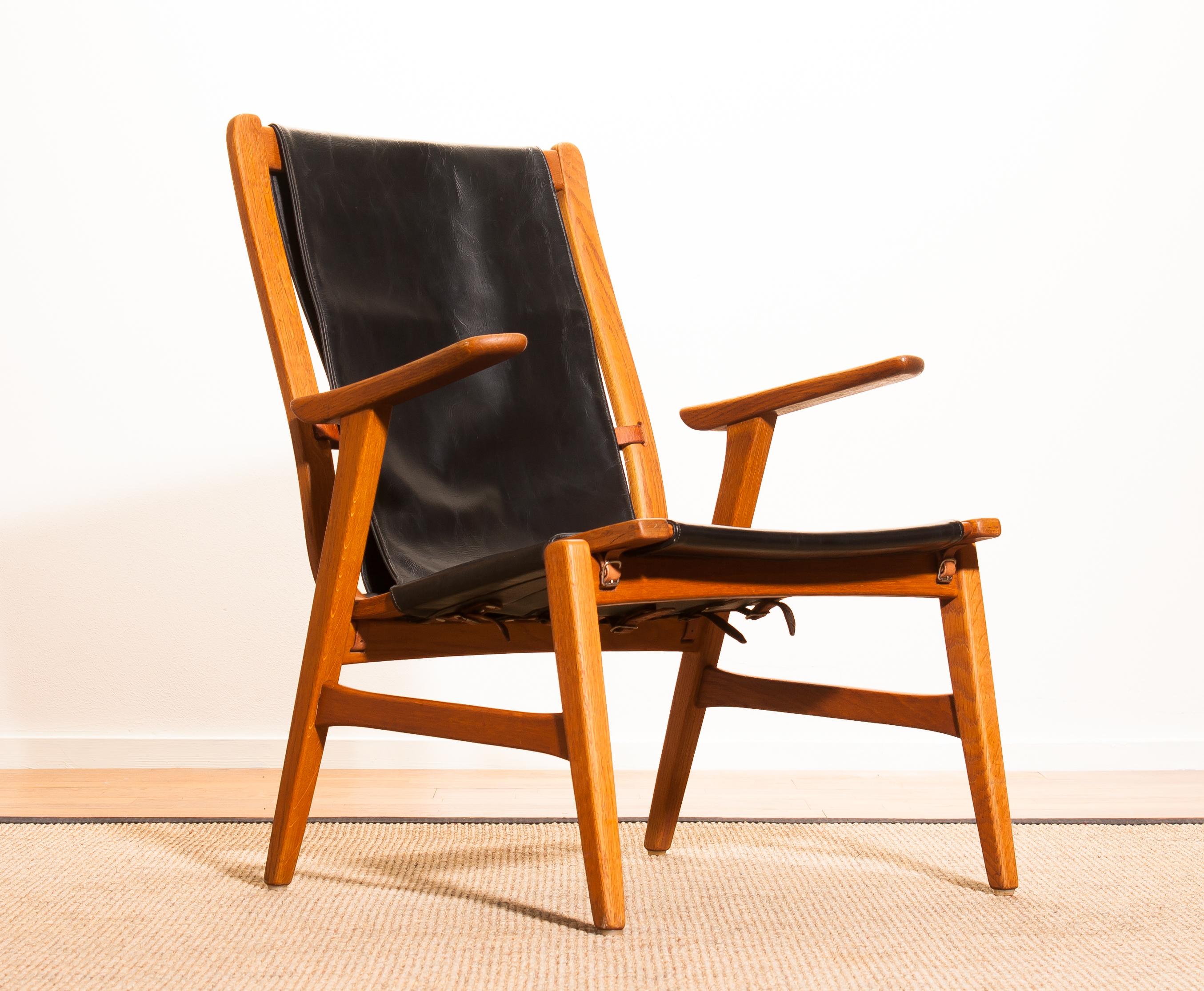 Wonderful hunting chair 'Ulrika' designed by Östen Kristansson for Vittsjö, Sweden.
This beautiful chair is made of an oak frame with a black leather seating.
It is in a very nice condition,
Period 1950s.
Dimensions: H 82 cm, W 62 cm, D 60 cm,