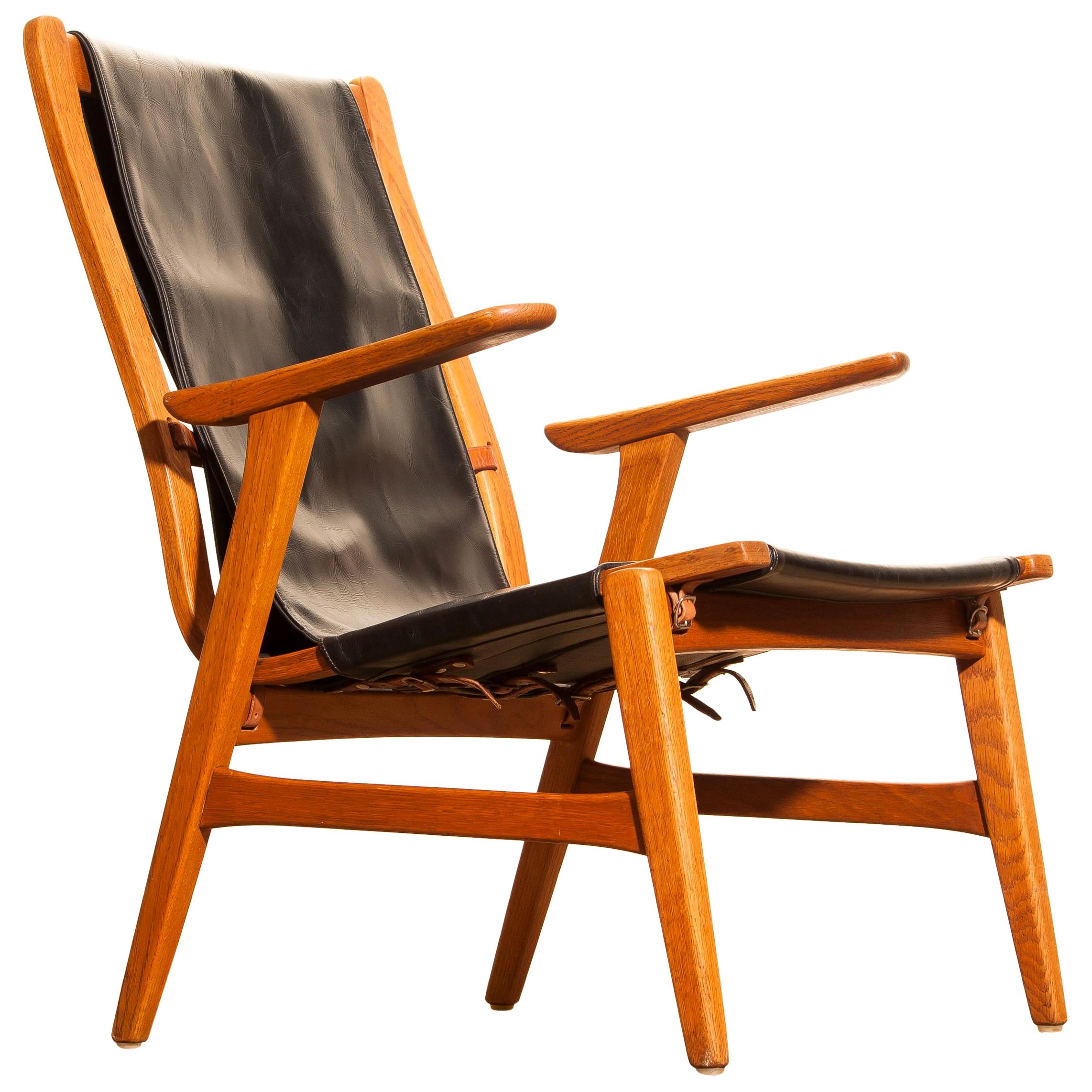 Wonderful hunting chair 'Ulrika' designed by Östen Kristiansson for Vittsjö, Sweden.
This beautiful chair is made of an oak frame with a black leatherette seating.
It is in very nice condition,
Period 1950s.
Dimensions: H 82 cm, W 62 cm, D 60