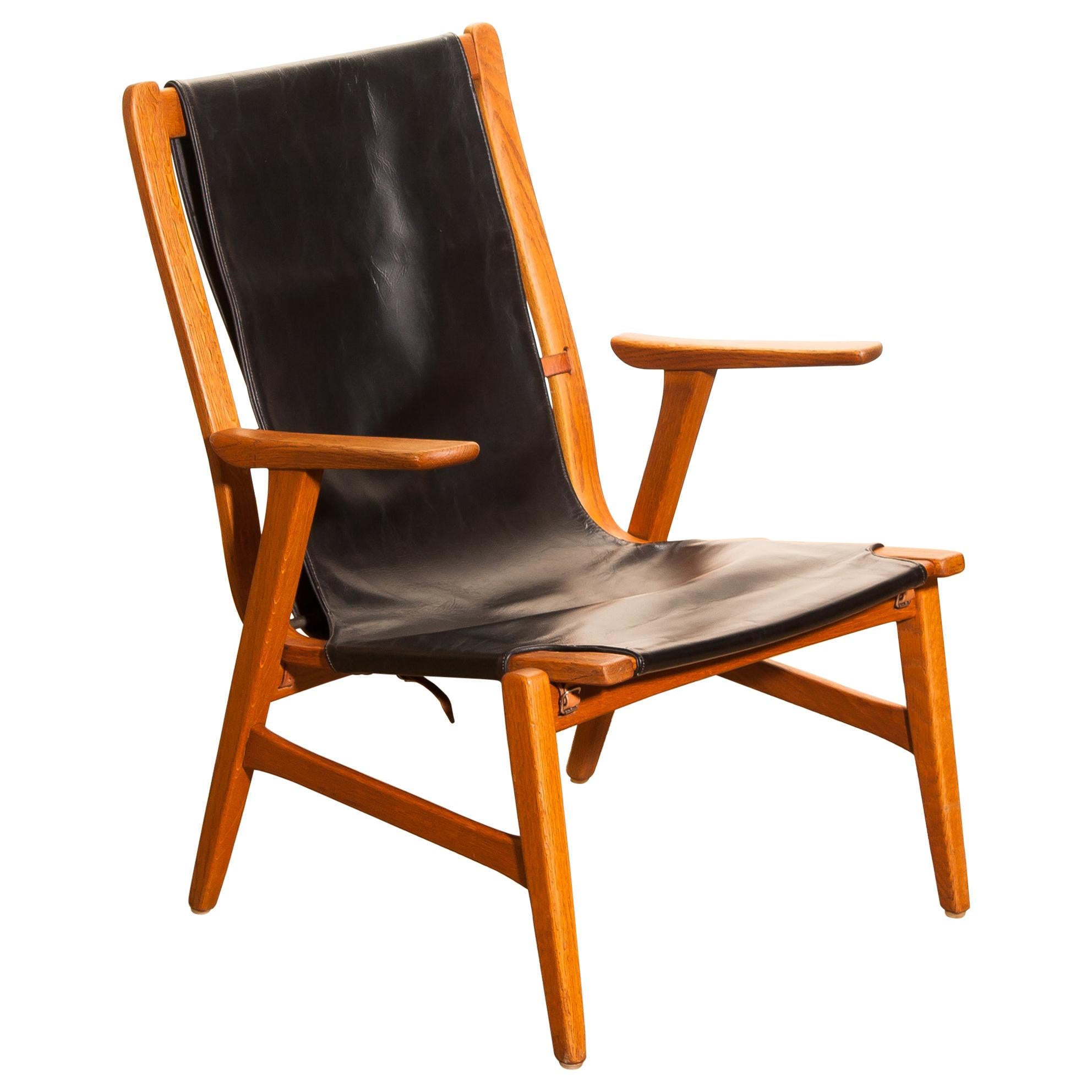 Wonderful hunting chair 'Ulrika' designed by Östen Kristiansson for Vittsjö, Sweden.
This beautiful chair is made of an oak frame with a black leatherette seating.
It is in very nice condition,
Period: 1950s.
Dimensions: H 82 cm, W 62 cm, D 60