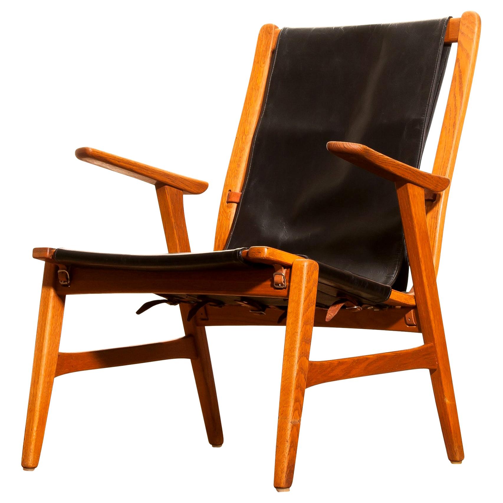 Wonderful hunting chair 'Ulrika' designed by Östen Kristiansson for Vittsjö, Sweden.
This beautiful chair is made of an oak frame with a black leatherette seating.
It is in very nice condition,
Period: 1950s.
Dimensions: H 82 cm, W 62 cm, D 60