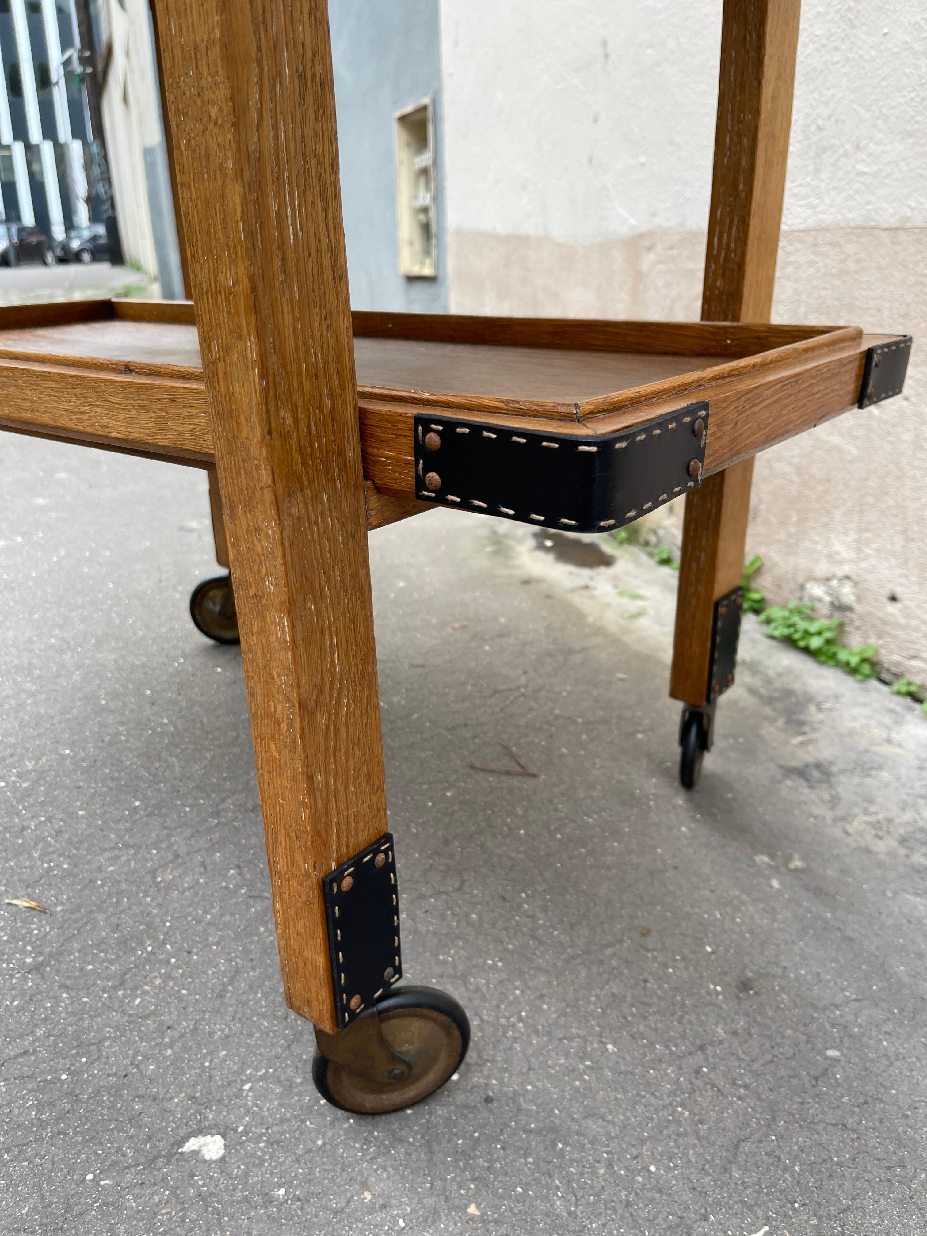 1950's Oak and stitched leather bar cart by Jacques Adnet In Good Condition For Sale In Bois-Colombes, FR