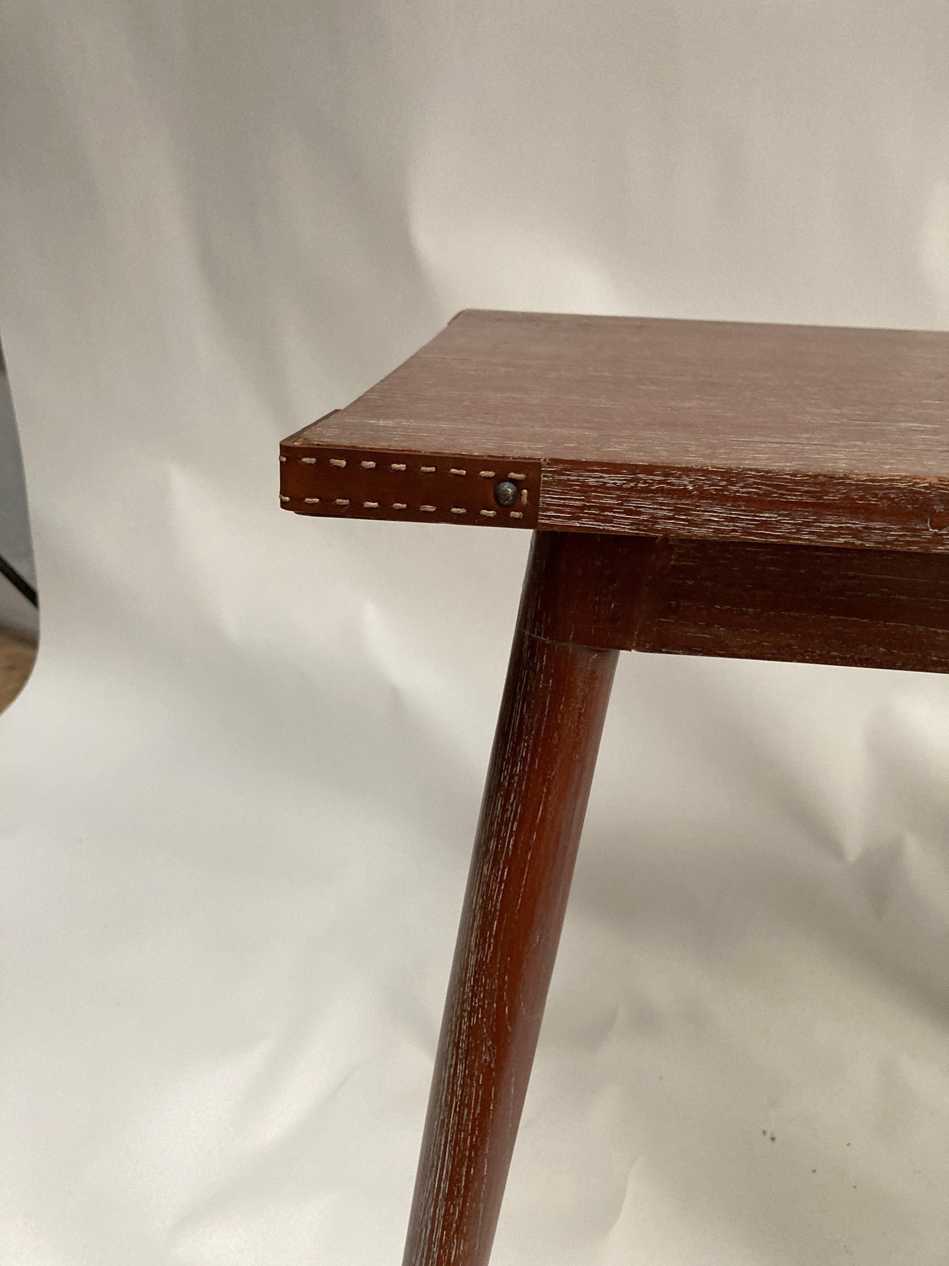 Rare table en cuir piqué et chêne des années 50 par Jacques Adnet

France