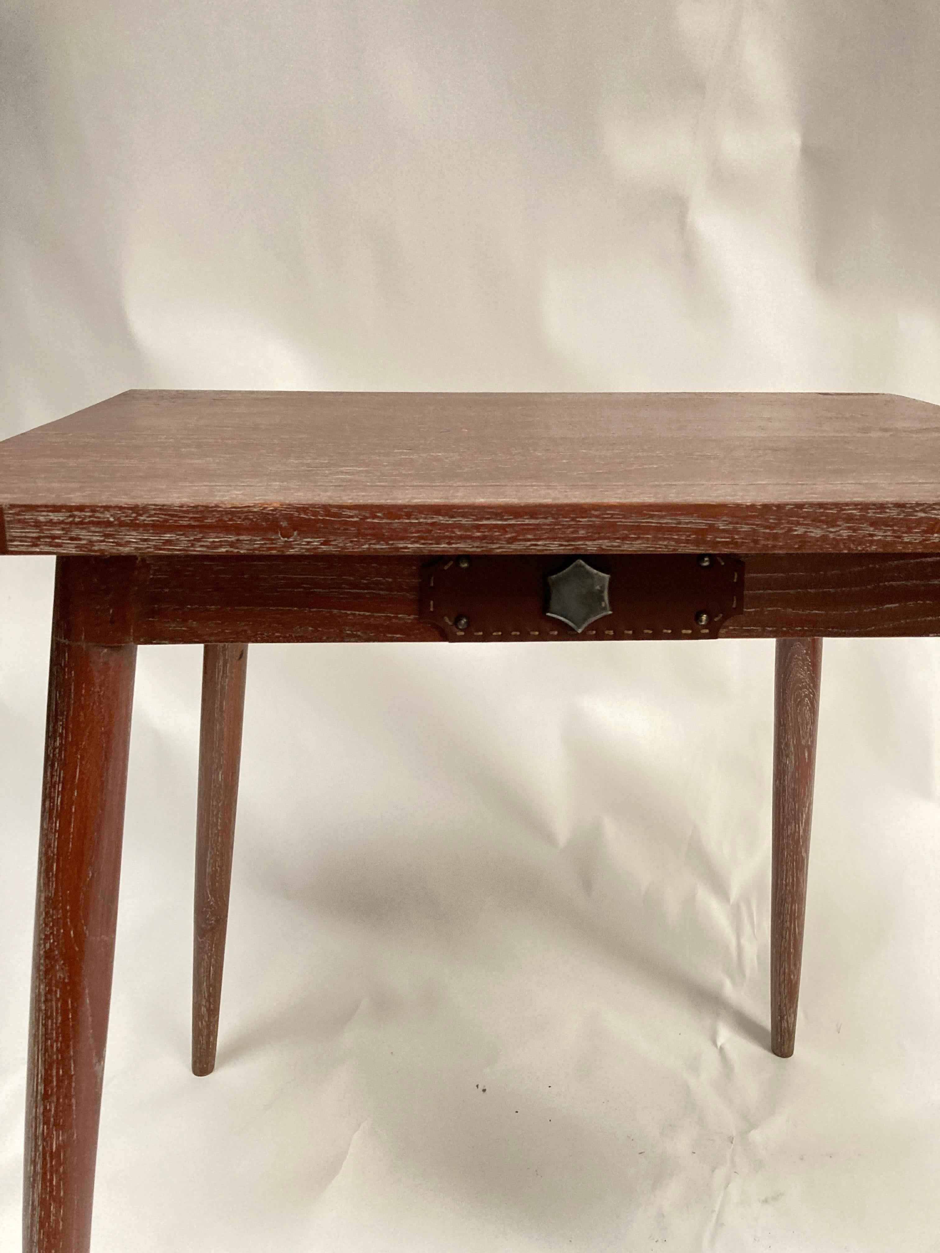 Européen Table en chêne et cuir surpiqué des années 50 par Jacques Adnet en vente