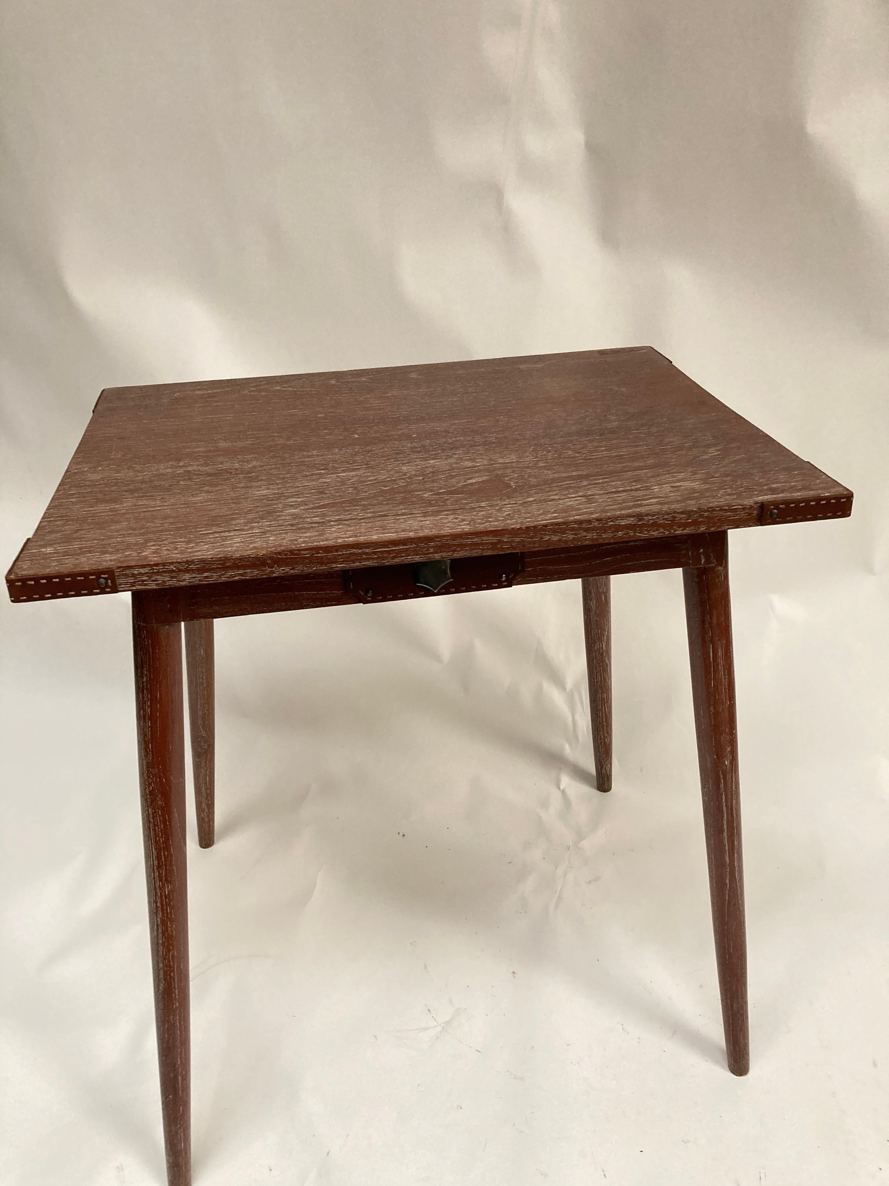 Milieu du XXe siècle Table en chêne et cuir surpiqué des années 50 par Jacques Adnet en vente