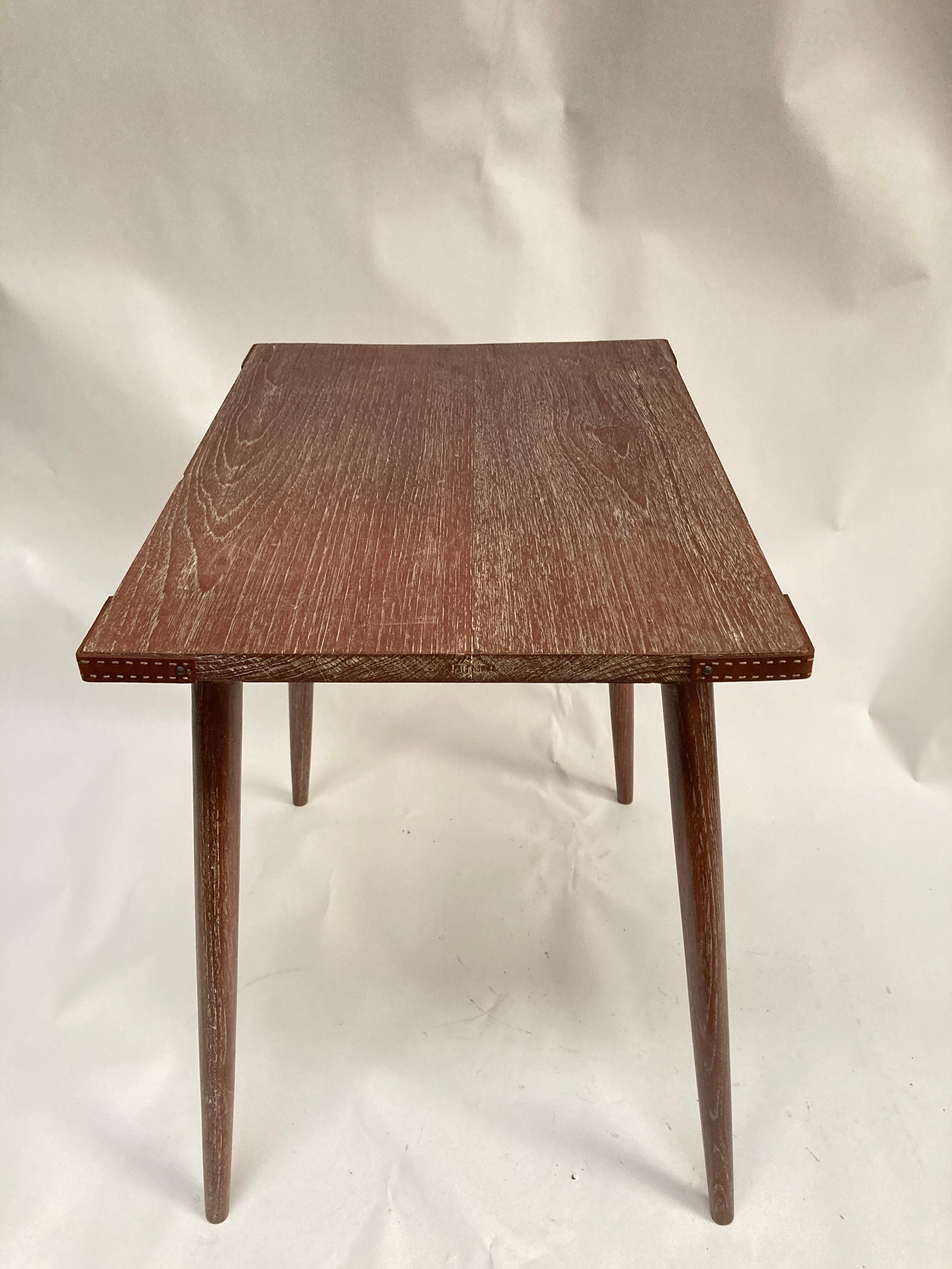 Tisch aus Eiche und genähtem Leder aus den 1950er Jahren von Jacques Adnet im Angebot 4