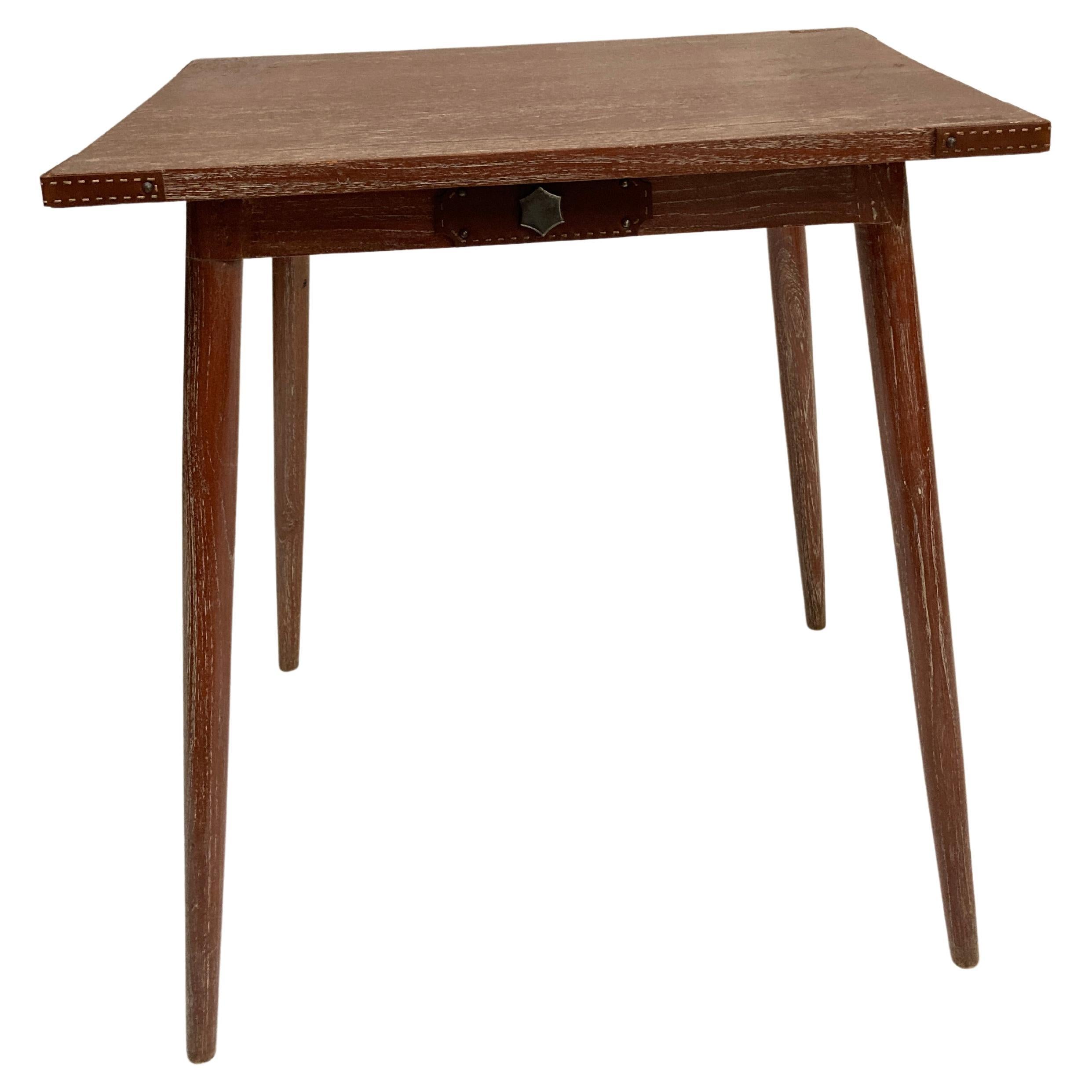 Table en chêne et cuir surpiqué des années 50 par Jacques Adnet en vente