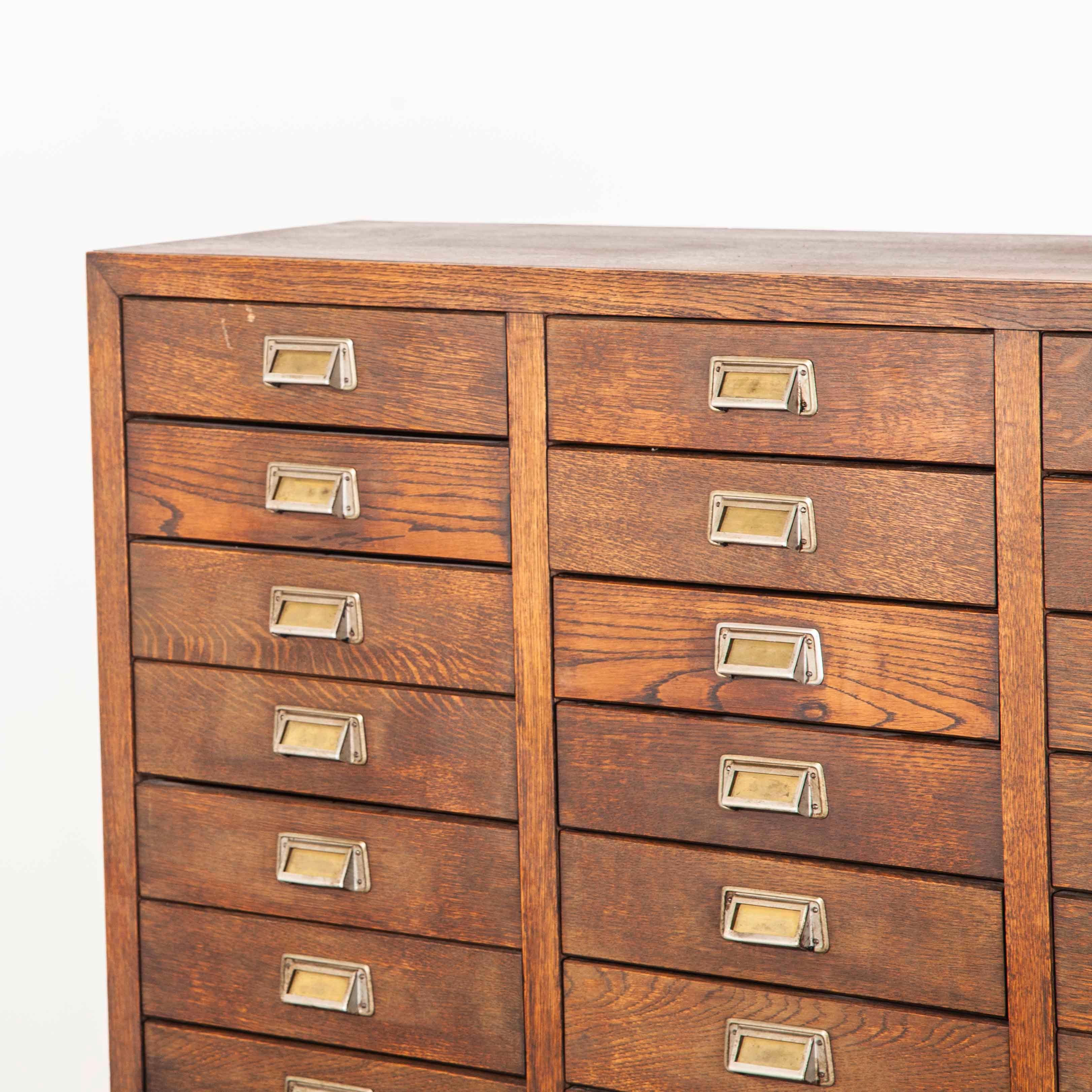 1950s oak apothecary multi drawer chest of drawers – Thirty nine drawers
1950s oak apothecary multi drawer chest of drawers – thirty nine
drawers. The chest of drawers is in incredible condition with a complete set of original handles and a rich