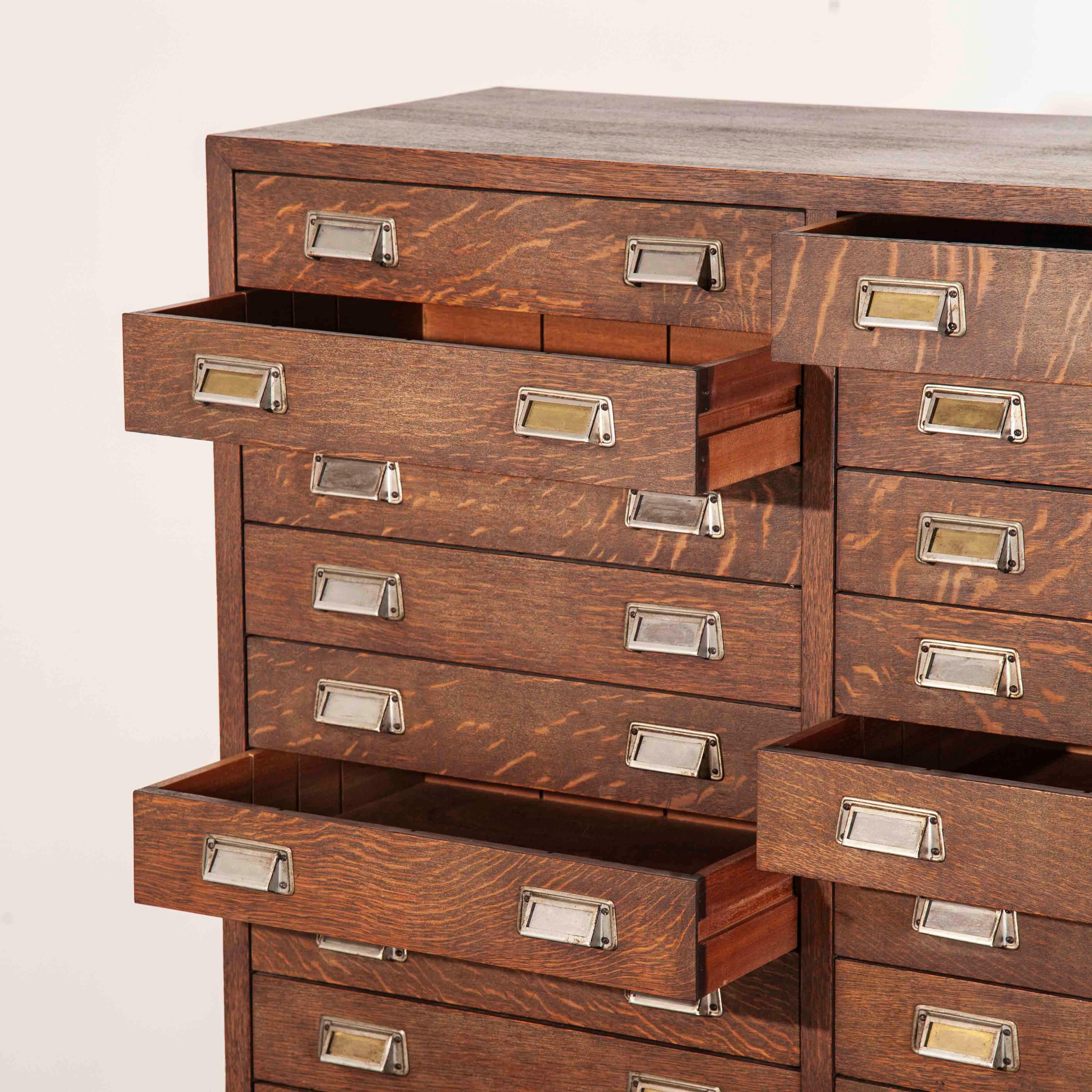 1950s oak apothecary multi drawer chest of drawers – Twenty eight drawers
1950s oak apothecary multi drawer chest of drawers – twenty eight drawers. The chest of drawers is in incredible condition with a complete set of original handles and a rich