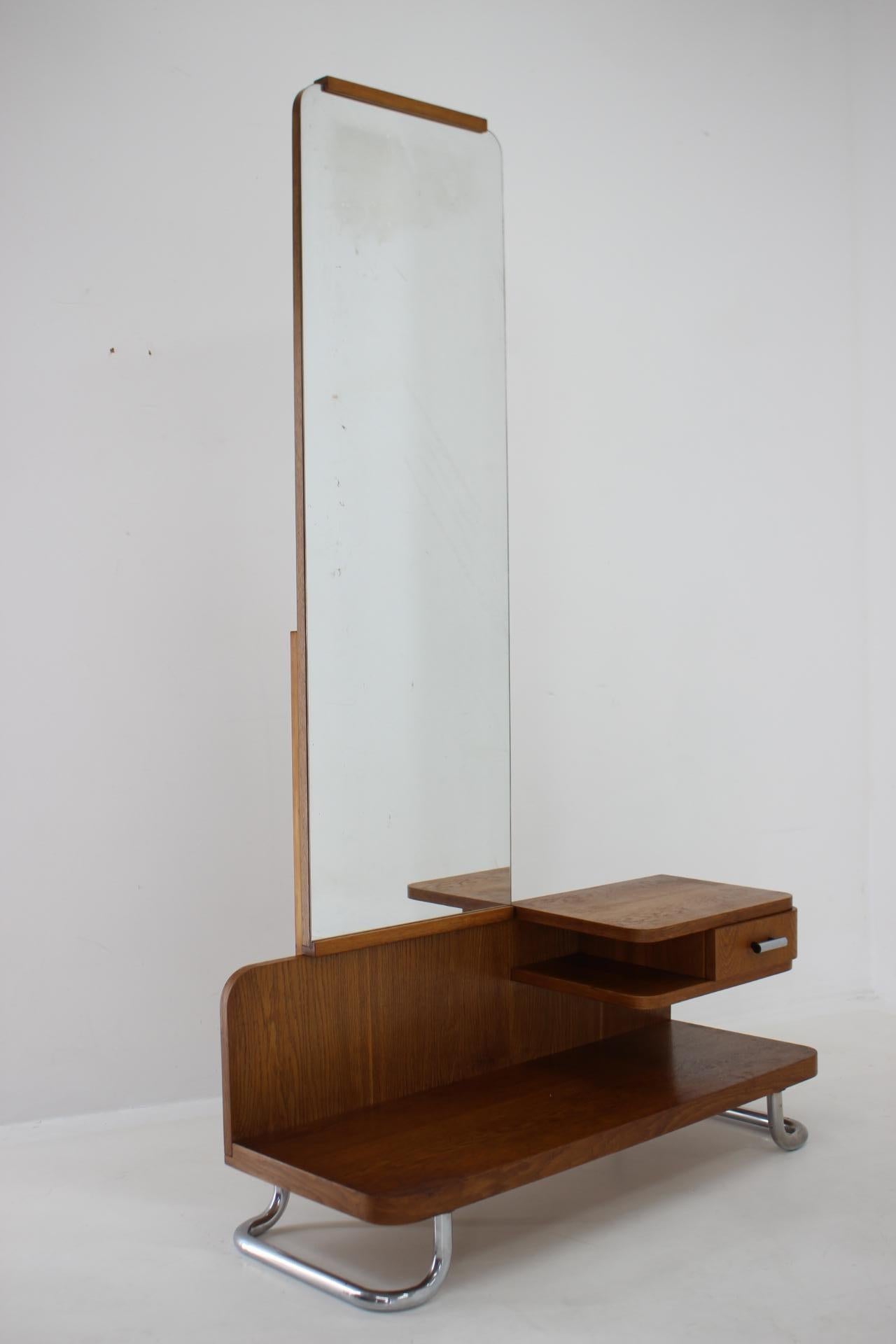 1950s Oak Bauhaus Mirror Cabinet, Czechoslovakia In Good Condition For Sale In Praha, CZ