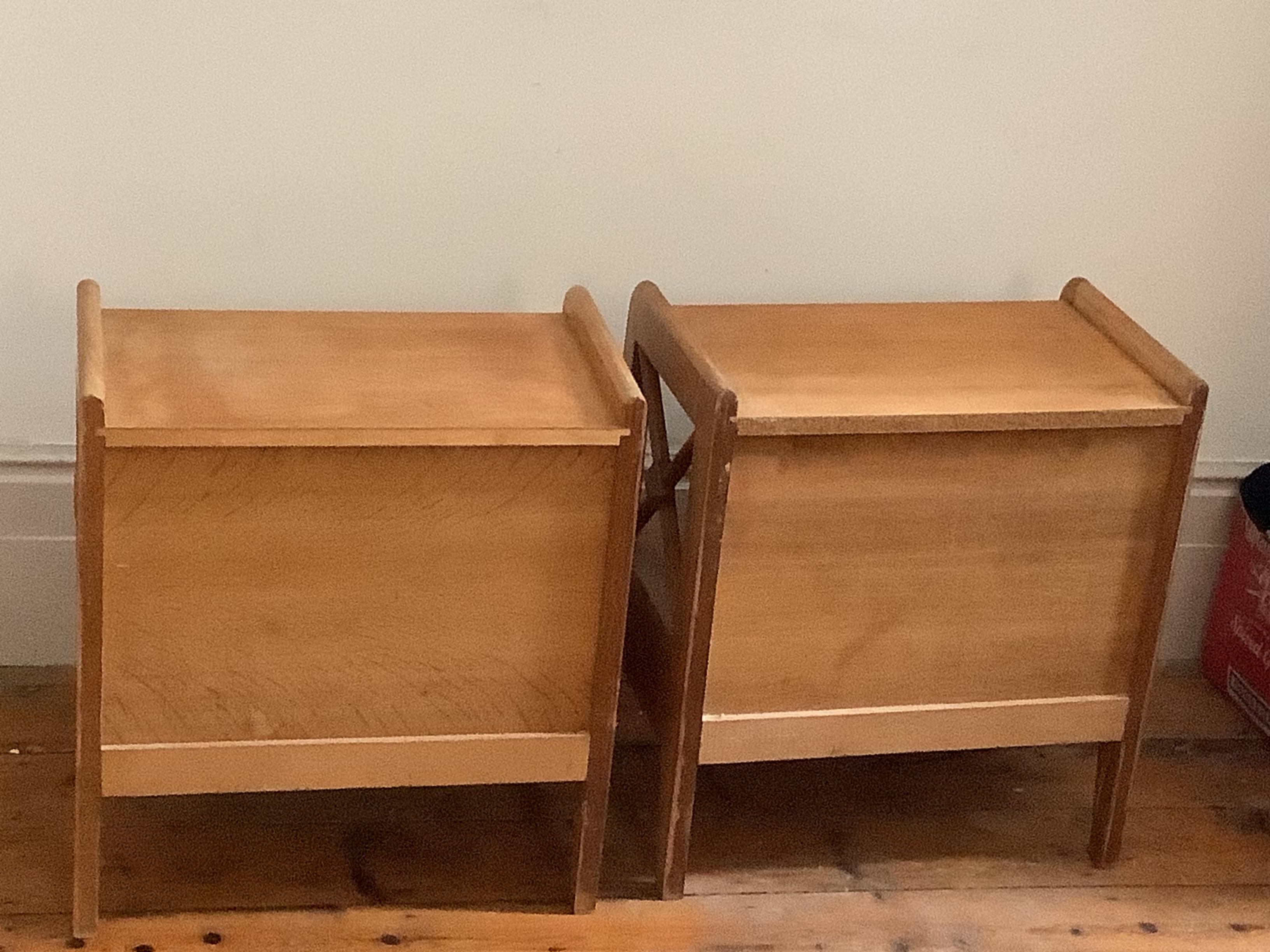Mid-Century Modern 1950s Oak bedside tables byJacques Adnet For Sale