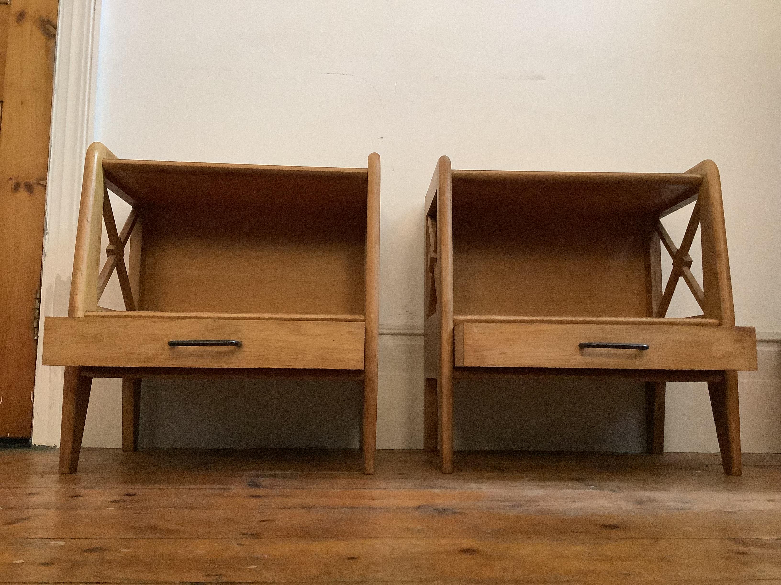 1950s Oak bedside tables byJacques Adnet In Good Condition For Sale In London, Lambeth