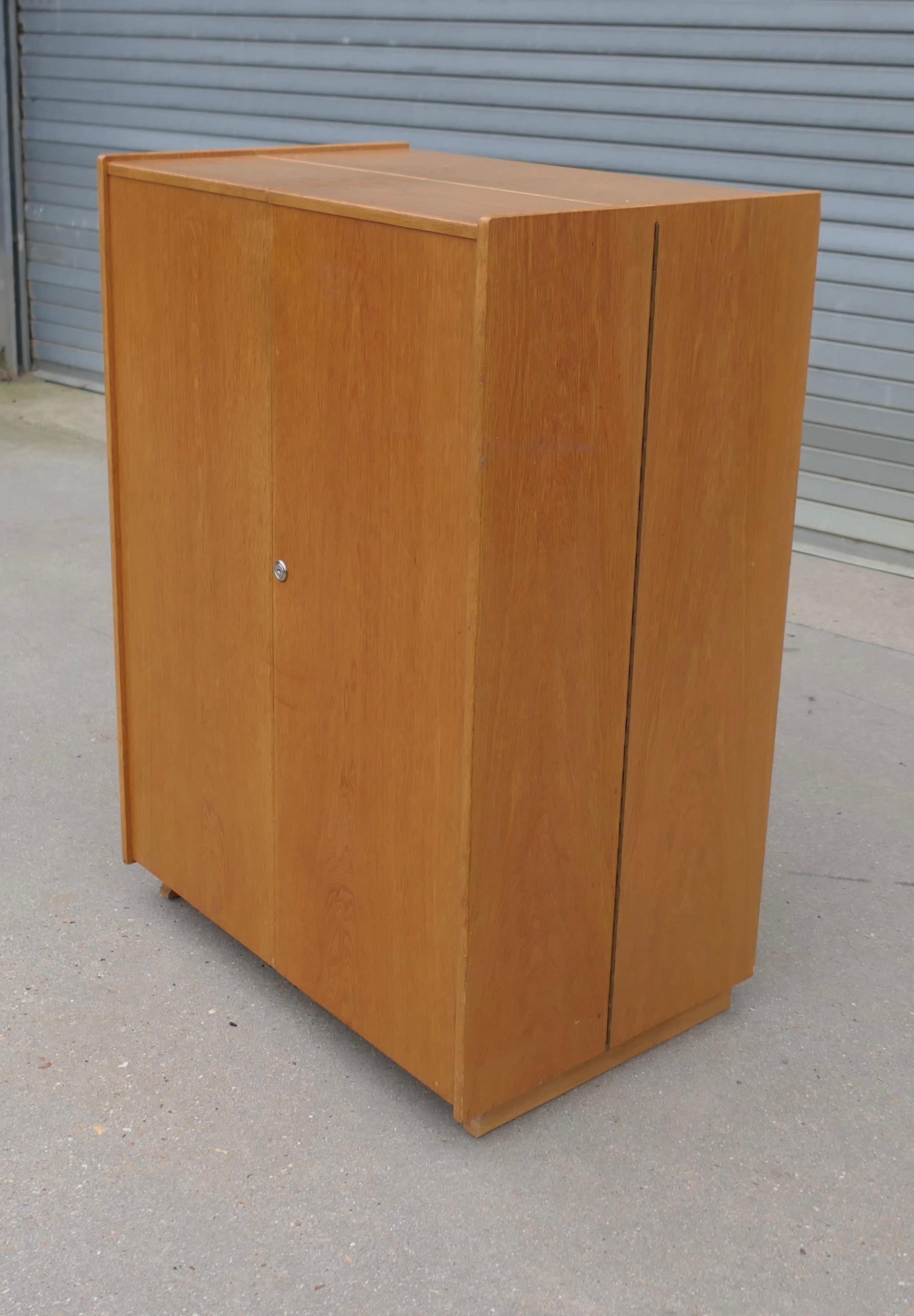 Armoire en chêne des années 1950, bureau complet
Cette armoire compacte dispose de casiers intérieurs, d'étagères, d'un bureau et d'un tiroir. Le bureau est en bon état, la lampe de bureau d'origine est présente mais aurait besoin d'un nouveau