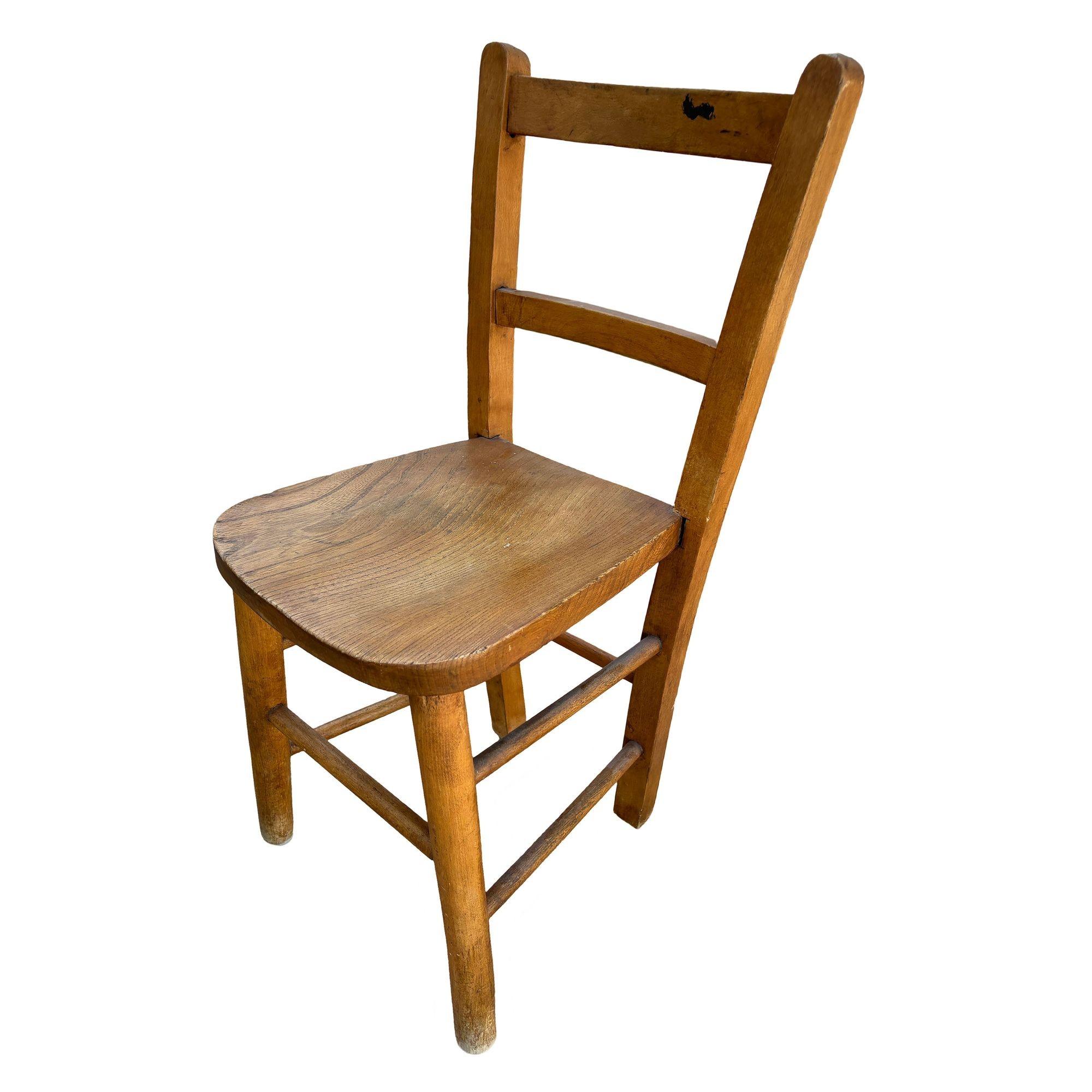 Eichenholz-Schulstuhl für Kinder aus der Mitte des Jahrhunderts von Elm and Beech. Perfekt, um dem Kinderzimmer einen Hauch von Vintage-Charakter zu verleihen oder als Sammlerstück zu dienen.

Abmessungen: Höhe: 25
