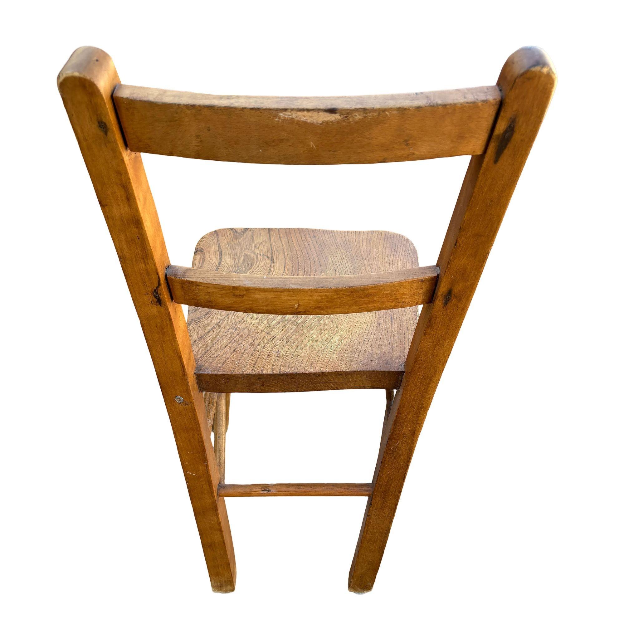 1950er Oak Child's Chapel Schulstuhl von Elm and Beech im Zustand „Hervorragend“ im Angebot in Van Nuys, CA