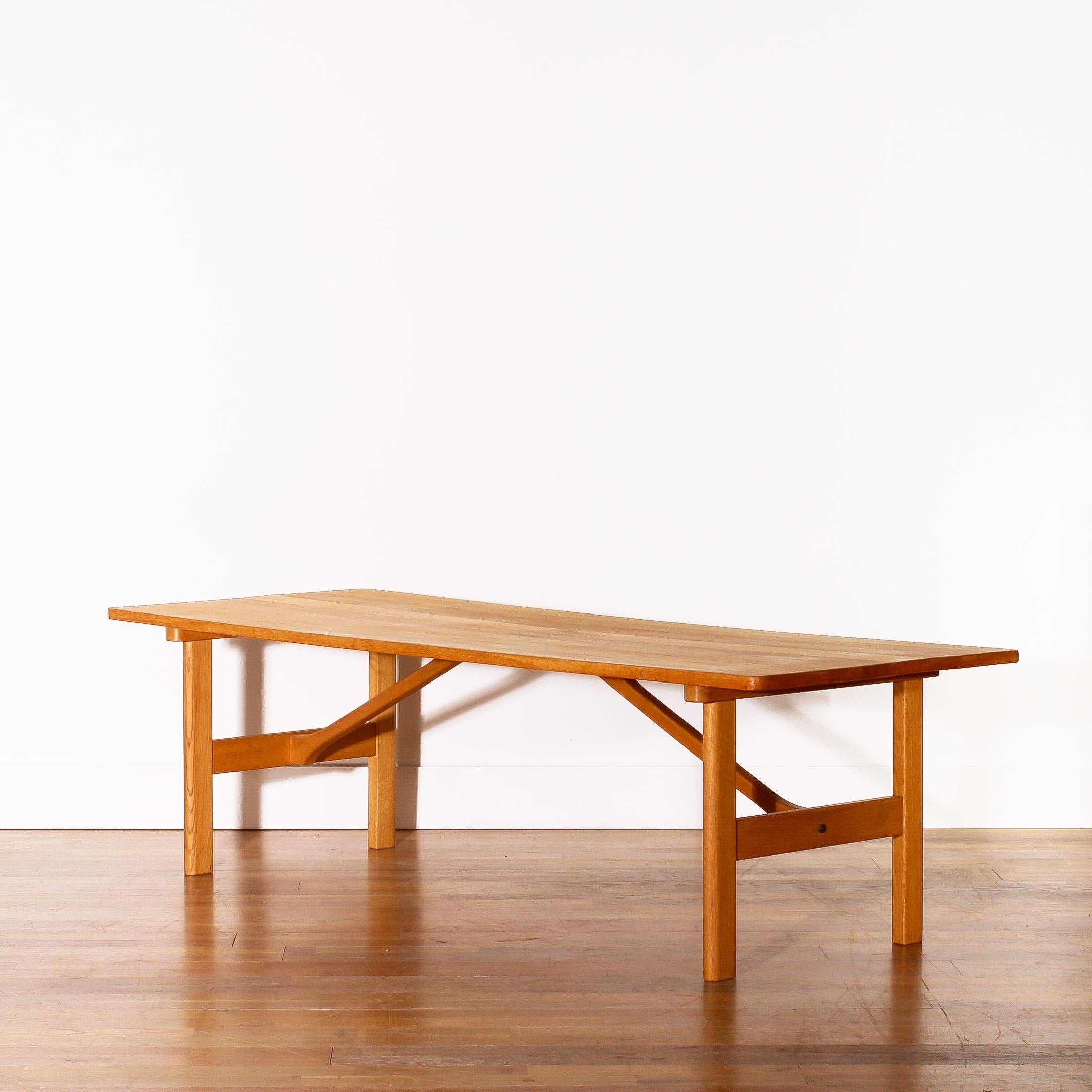 Beautiful large oak coffee table.
This table is designed by Børge Mogensen for Fredericia.
Period 1950s.
The dimensions are H 53 cm, W 180 cm, D 69 cm.
