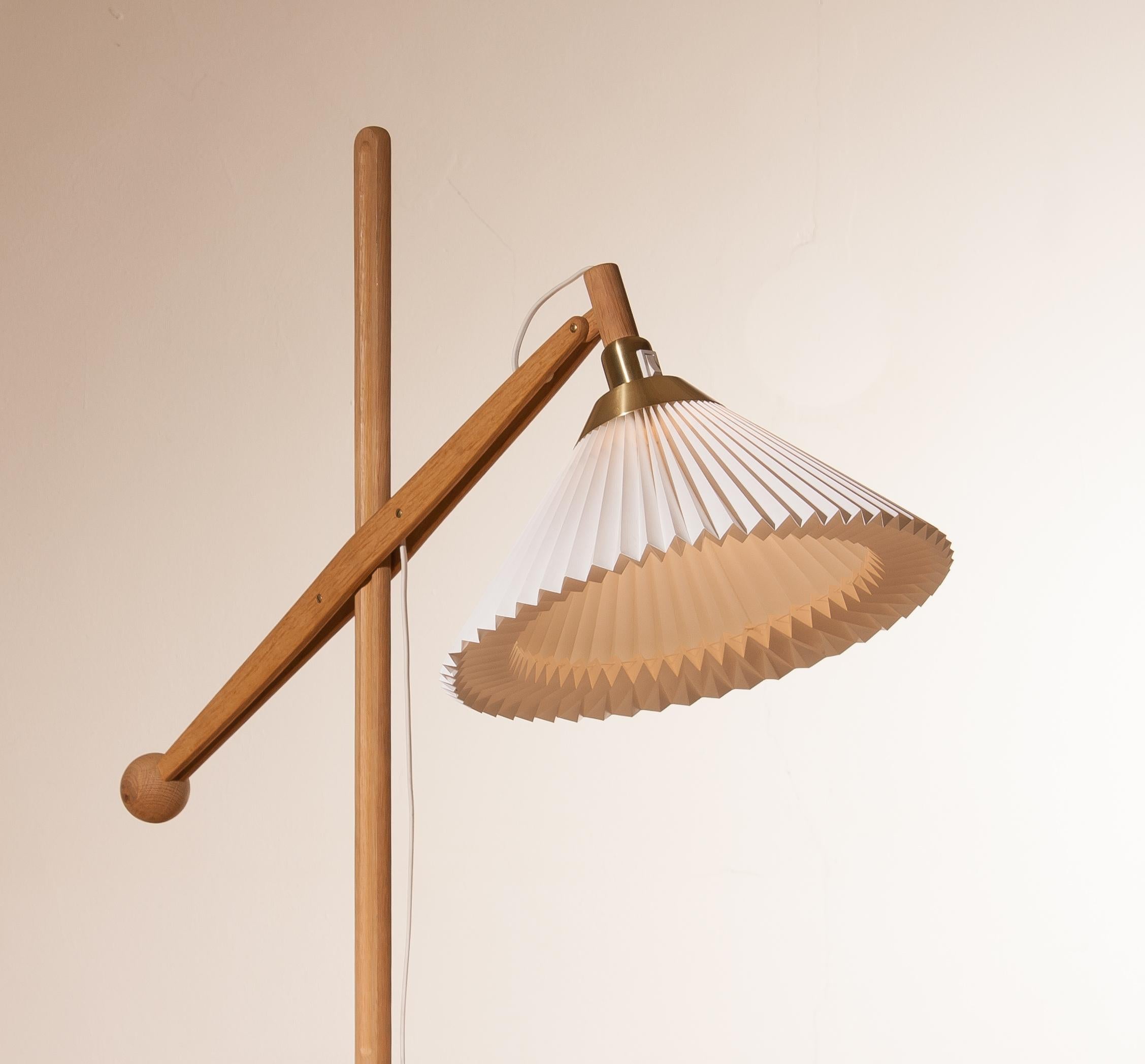 Extremely rare floor lamp designed by Vilhelm Wohlert and produced by Le Klint Denmark.
This lamp has a stand made of oak and is in a very good condition,
Period 1950s.
Dimensions: Height 150 cm.

    