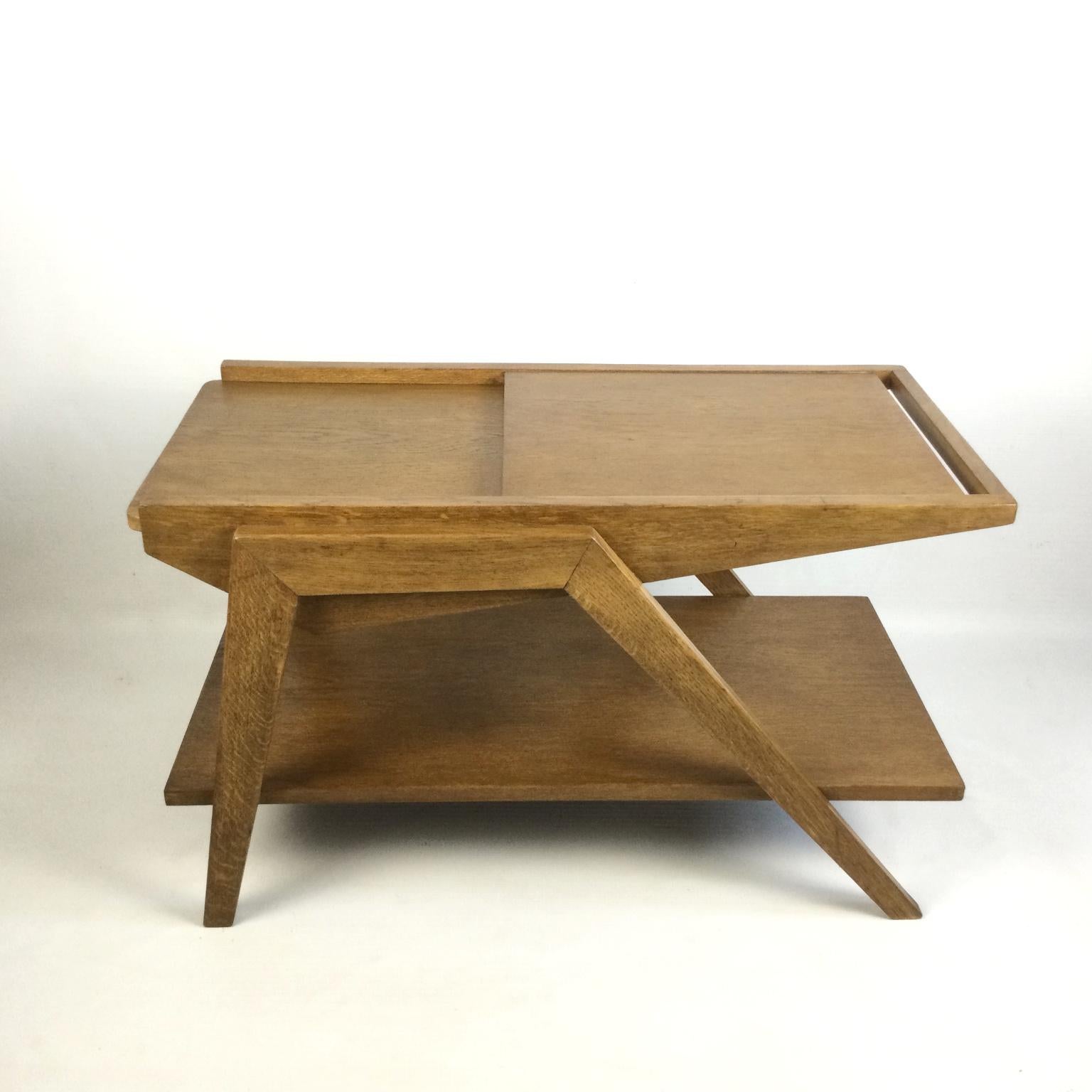 René-Jean Caillette (1919-2005) Original work table or sewing table in oak and oak veneer on two levels, with zoomorphic shape and feet, and also with a sliding top that covers a hidden compartment.
Can be used as a coffee table or side table.
