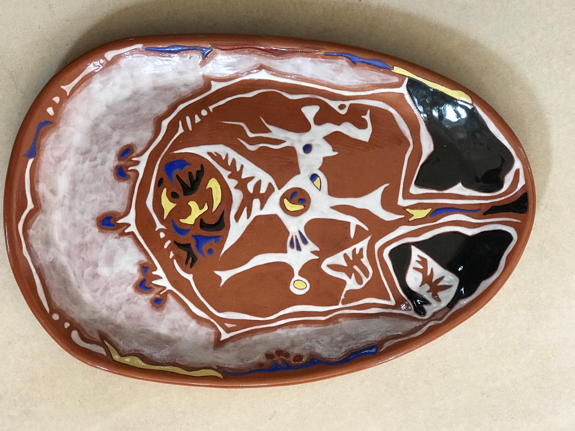Grande piatto da portata oblungo in ceramica di Jean Lurçat (1892-1966) -
per Sant Vicens, 1950 ca.
firmato e numerato 

Ceramica dipinta e smaltata a mano. 
con iscrizione in basso 