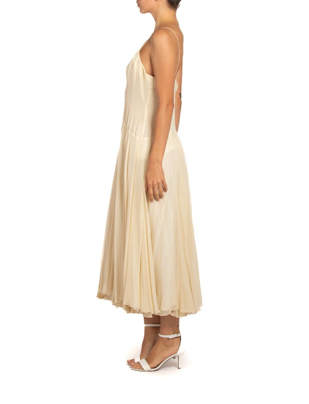 1950S Off White Seide Chiffon Minimal Kleid im Zustand „Hervorragend“ im Angebot in New York, NY