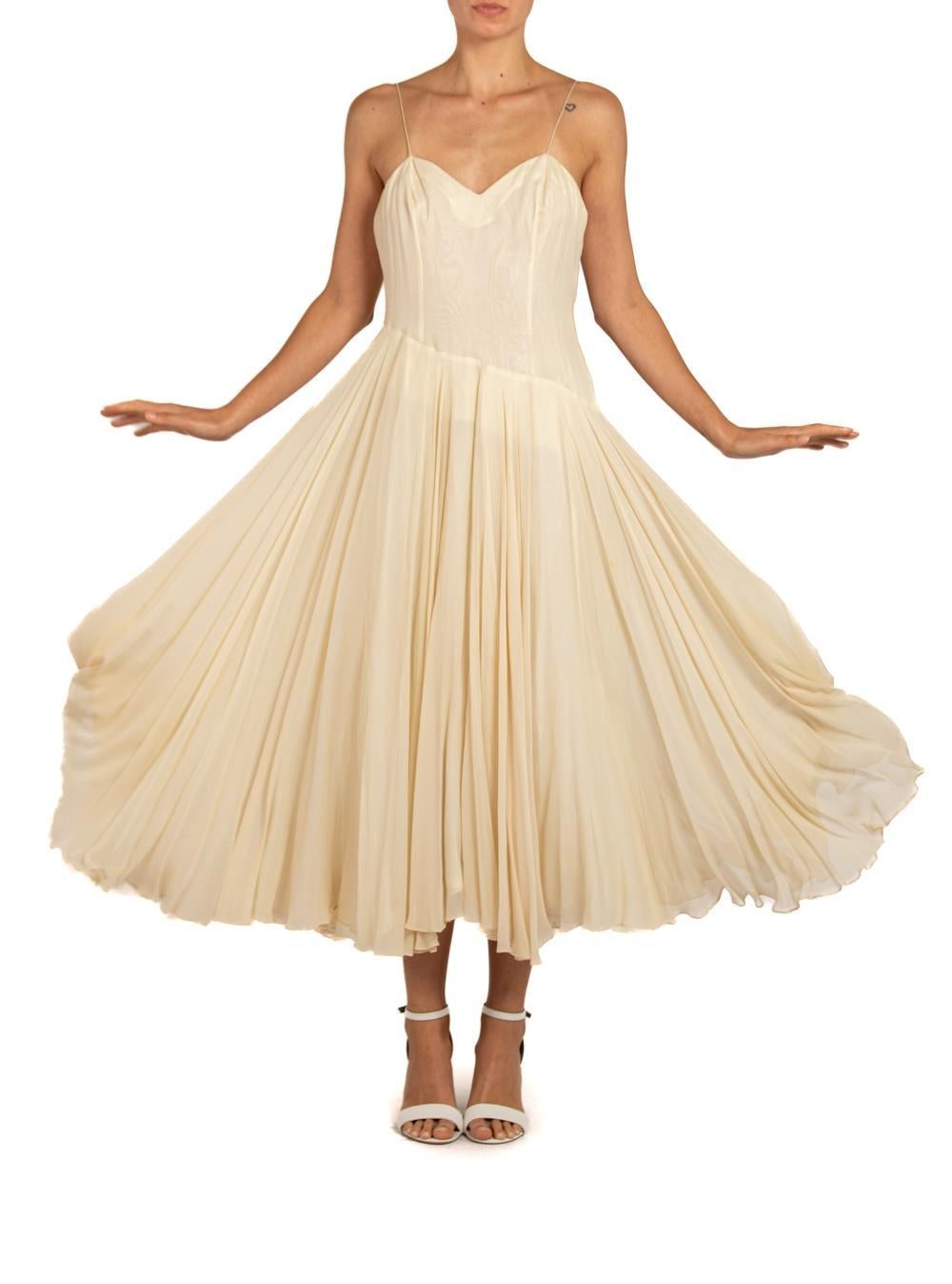 1950S Off White Seide Chiffon Minimal Kleid im Angebot 3