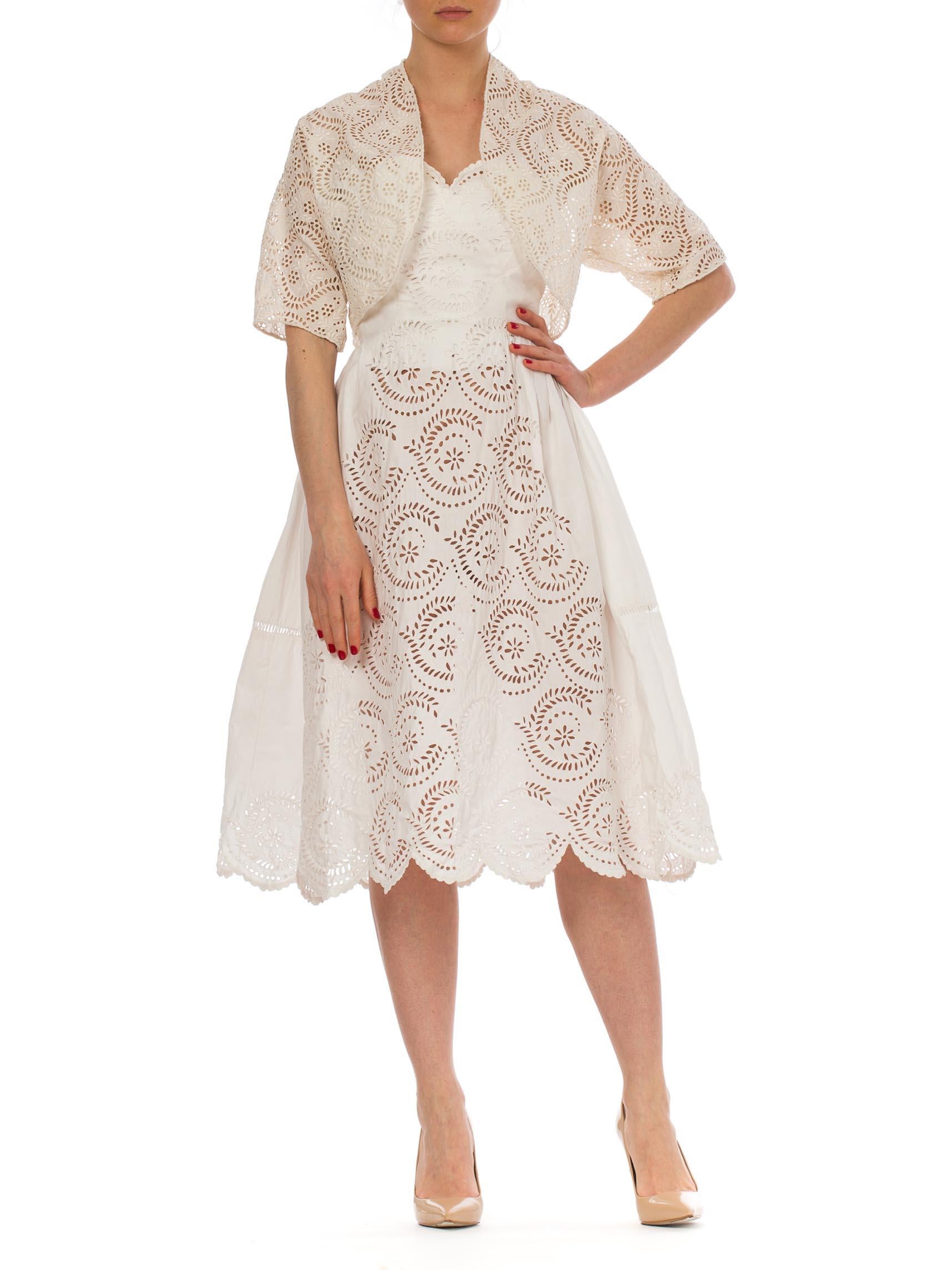 1950S Off White trägerlosen Kleid aus viktorianischen Hand bestickt Baumwolle Öse Spitze mit passenden Bolero gemacht