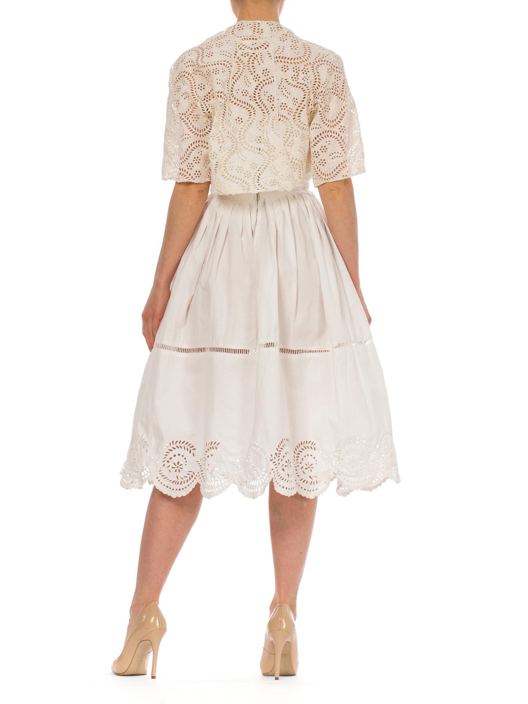 1950er Weißes trägerloses Kleid aus handbestickter Baumwolle aus den 1950er Jahren im Zustand „Hervorragend“ im Angebot in New York, NY