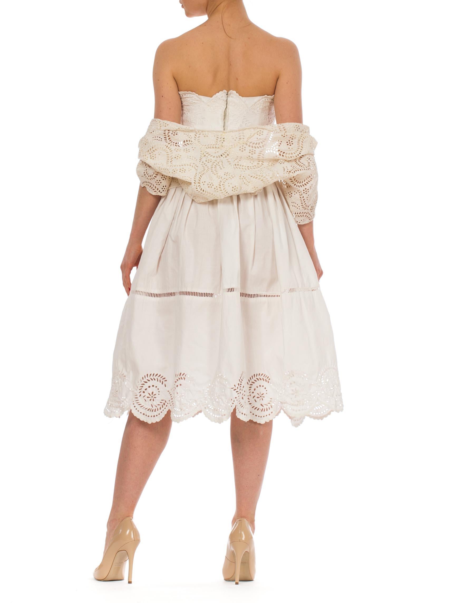 1950er Weißes trägerloses Kleid aus handbestickter Baumwolle aus den 1950er Jahren im Angebot 3
