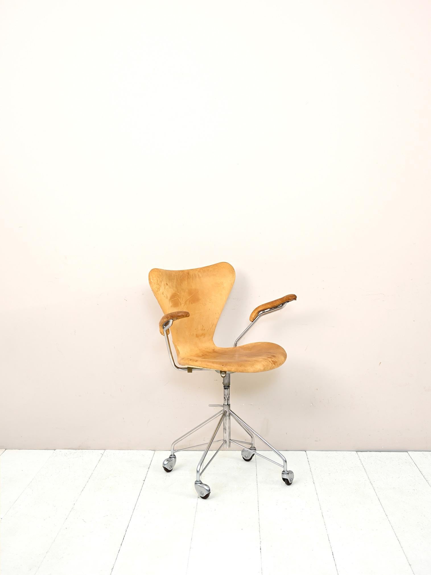 Model 3217 office swivel chair in patinated leather designed by Arne Jacobsen for Fritz Hansen. Made in Denmark. The chair is original vintage from the 1950s. Very good condition.

Good condition. A conservative restoration was done with natural
