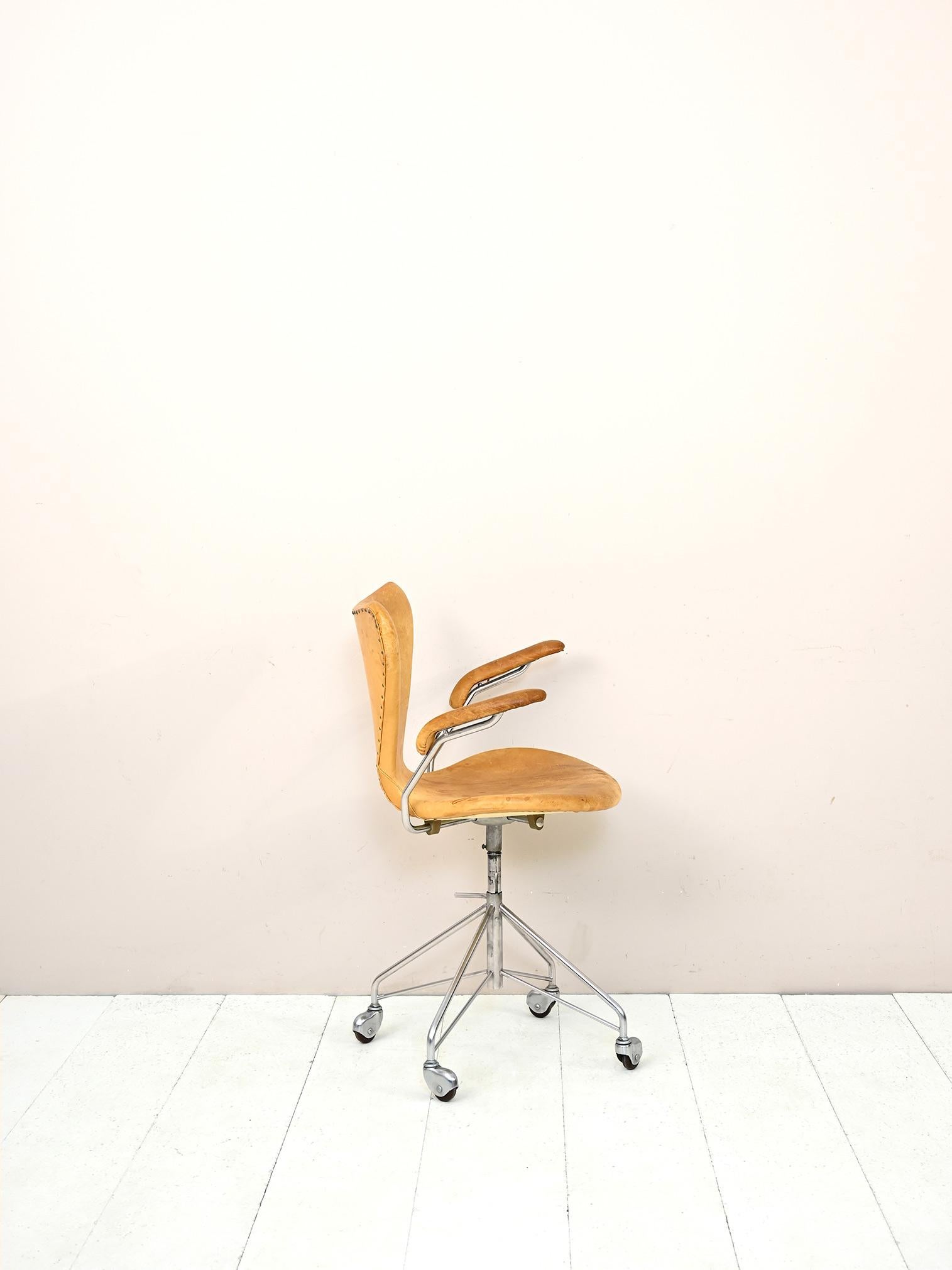 Scandinavian Modern 1950s Office Chair Model 3217 by Arne Jacobsen