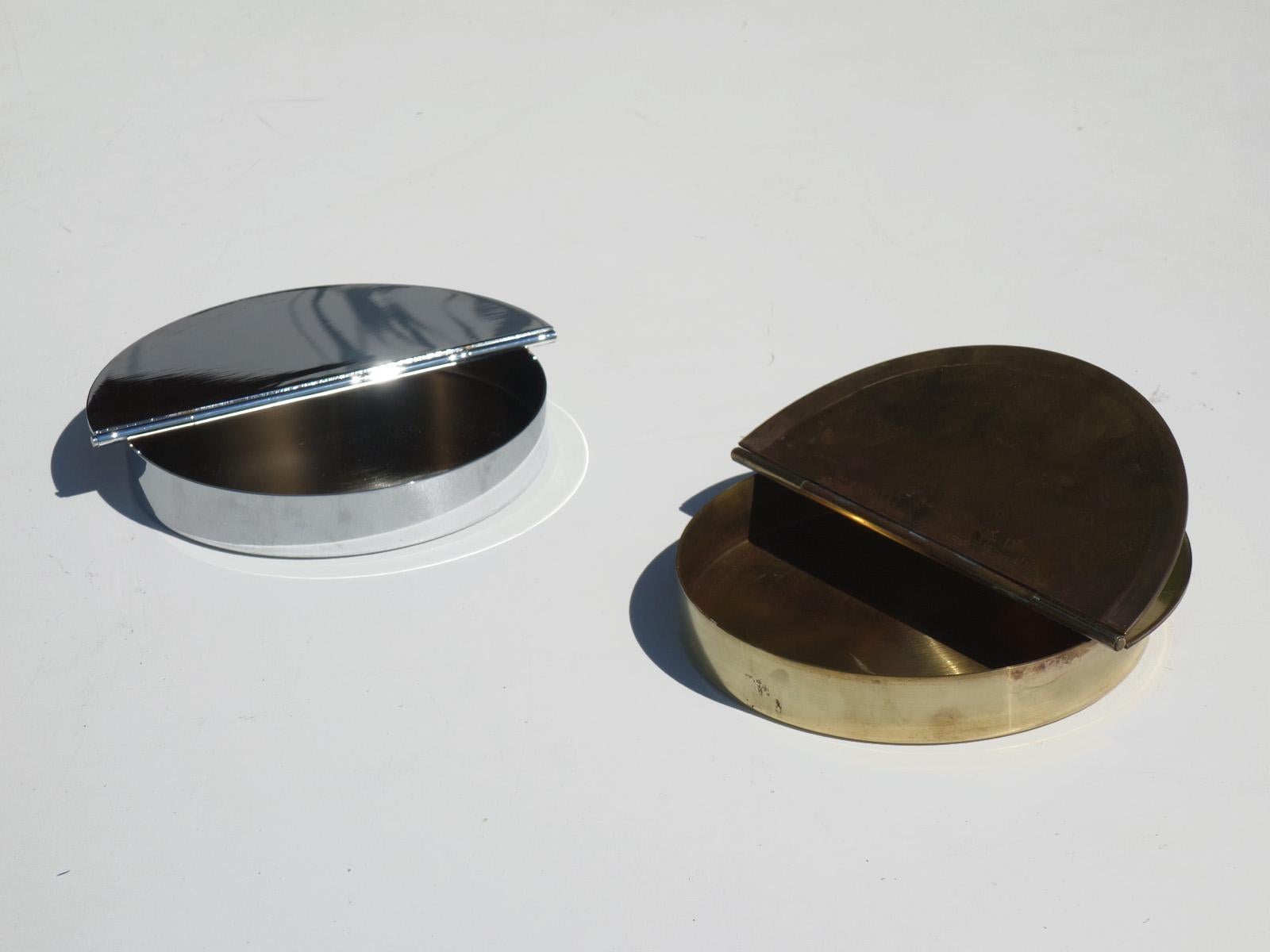 Ashtray in chrome-plated brass and polish brass, hinged cover
Perfect condition.