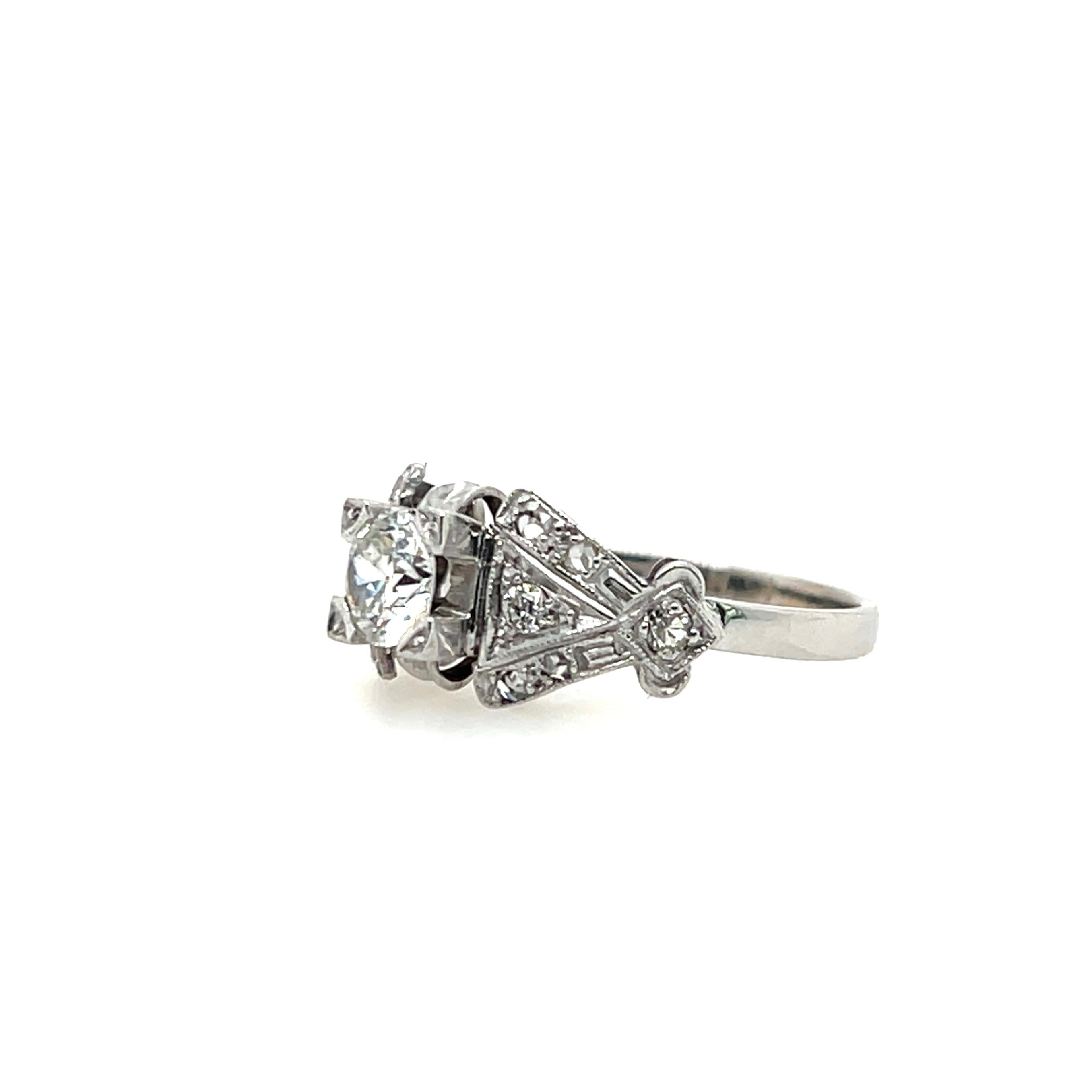 Trésor intemporel des années 1950, cette bague de fiançailles en or blanc 18 carats rayonne d'un charme vintage. En son centre se trouve un diamant de taille européenne ancienne pesant environ 0,53 carats, de couleur I/J et de pureté SI. La pièce