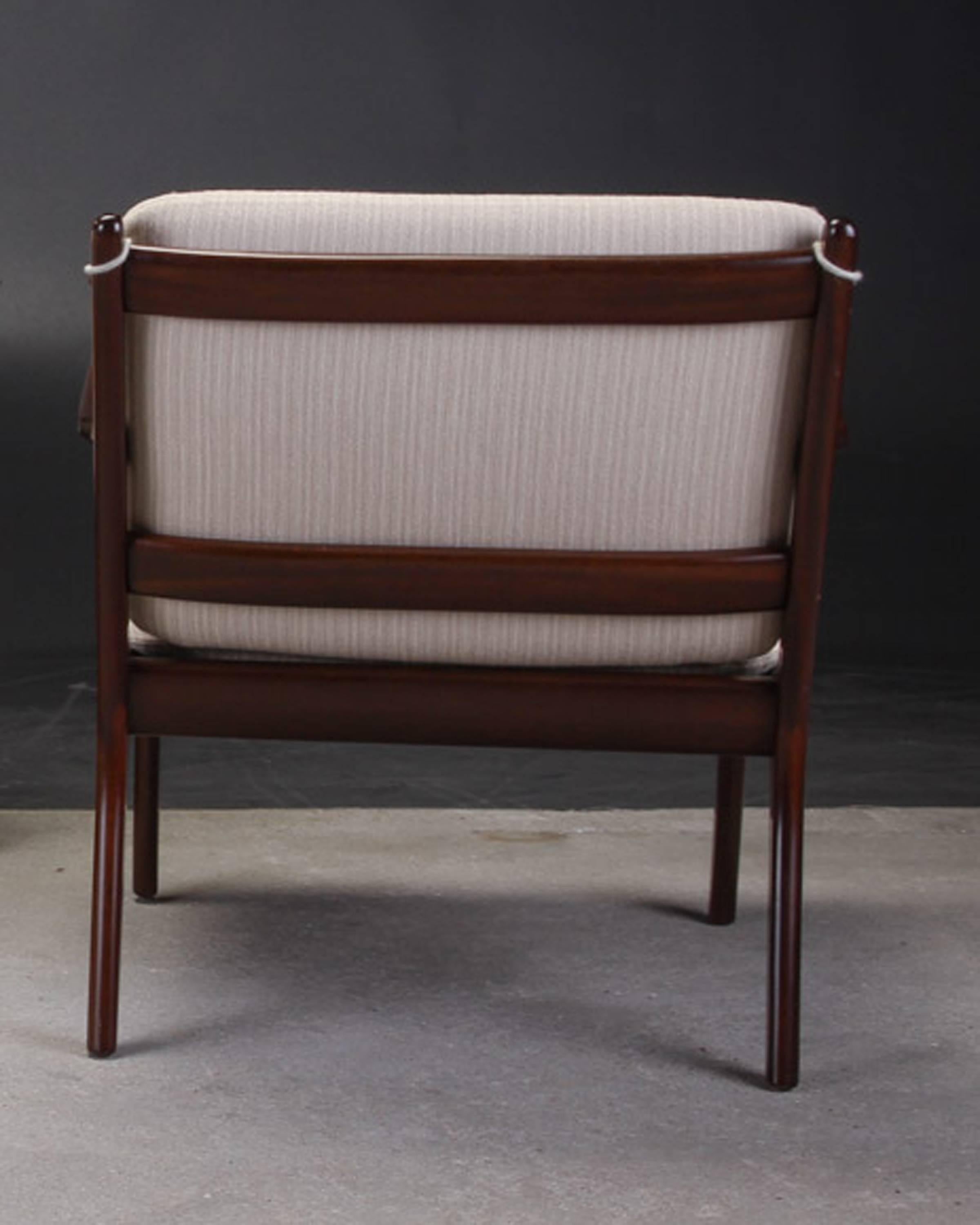 Danois Ensemble de deux fauteuils de salon en acajou Ole Wanscher des années 1950 - choix de tissu d'ameublement en vente