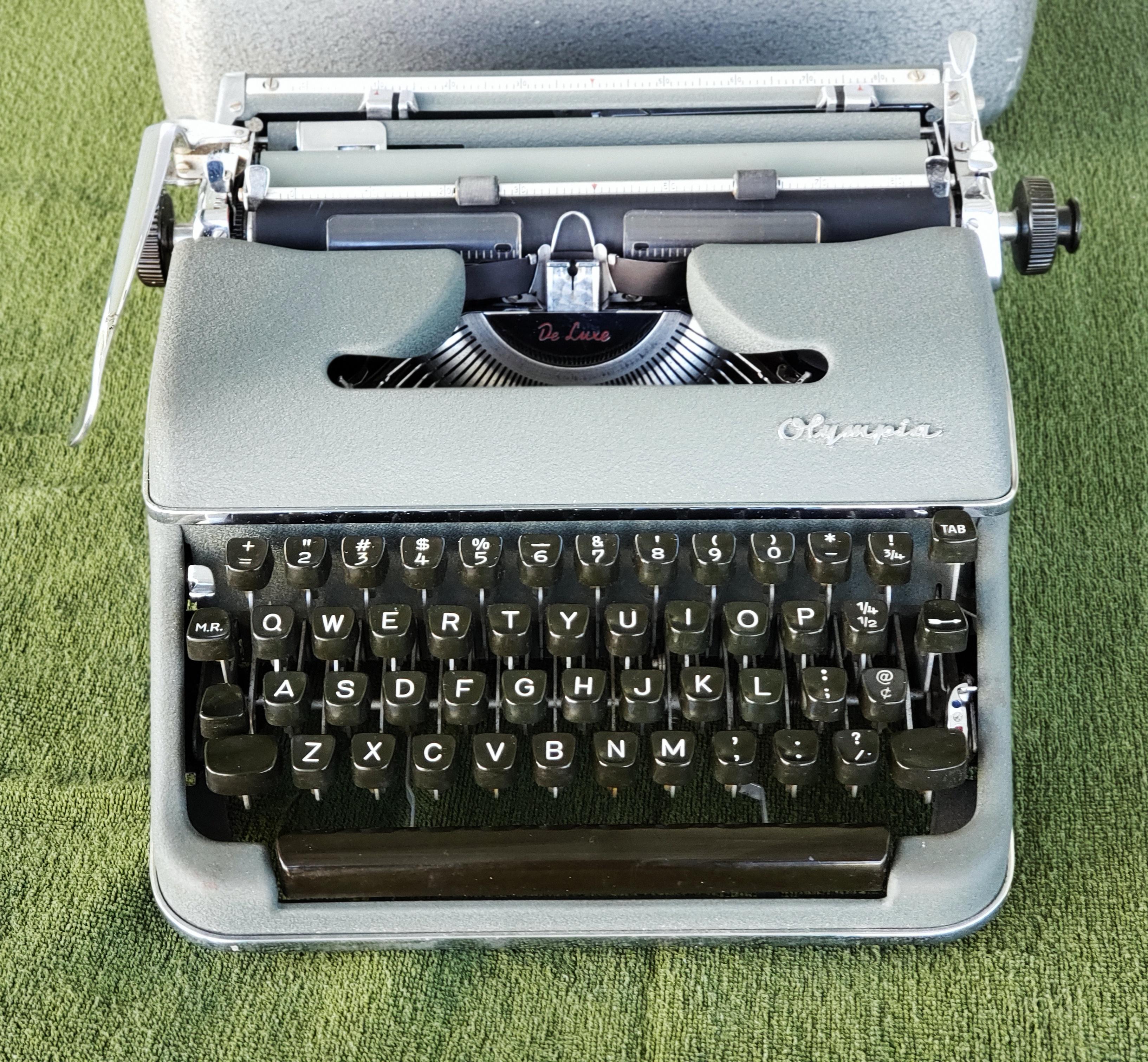 1950s Olympia SM3 De Luxe Typewriter with Hard Case 1