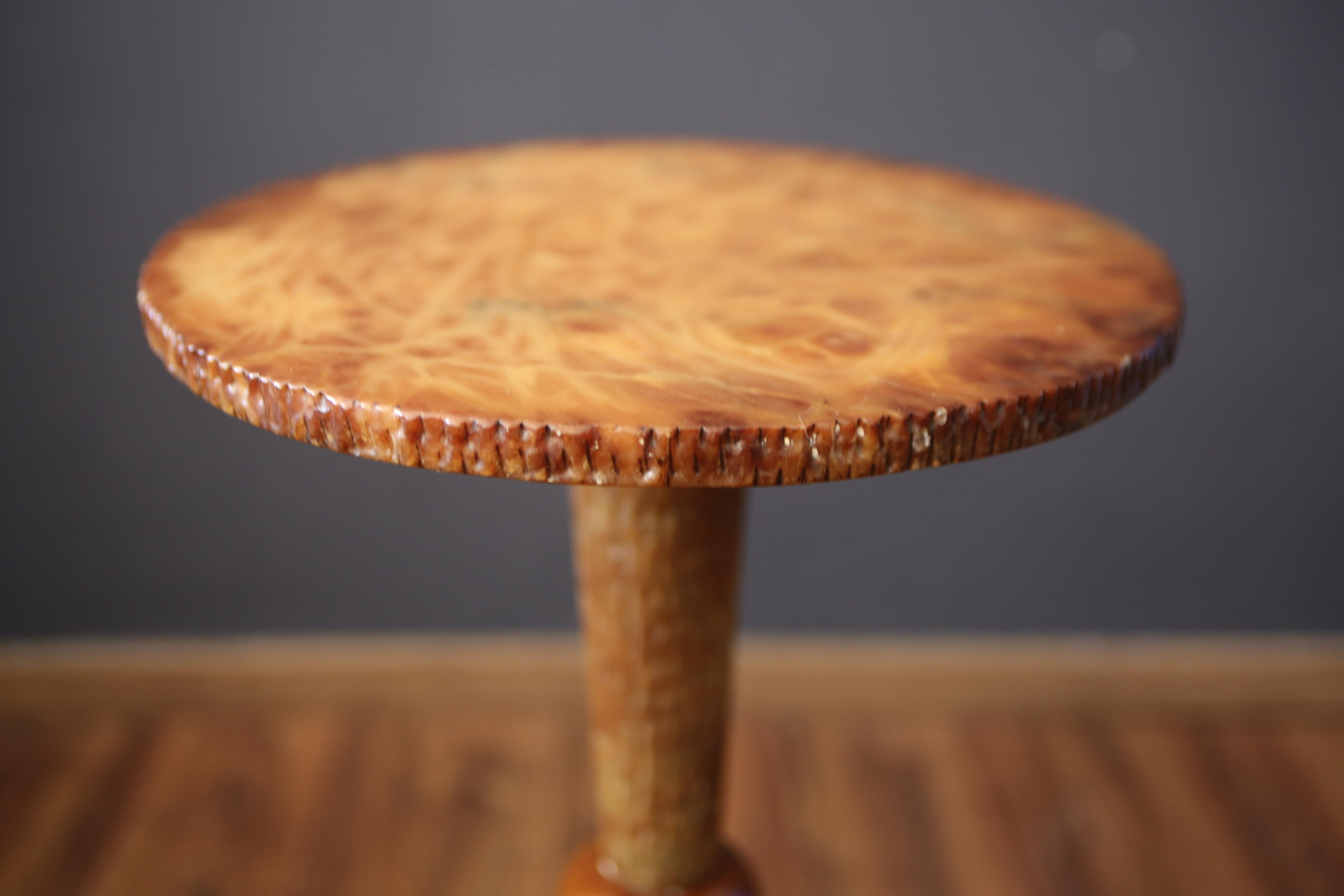 mesa de centro con pedestal de ónice de los años 50 fabricada en Italia
Divertida mesita hecha en Italia enteramente de ónix, desconocemos la producción, es simplemente una hermosa pieza de diseño italiano