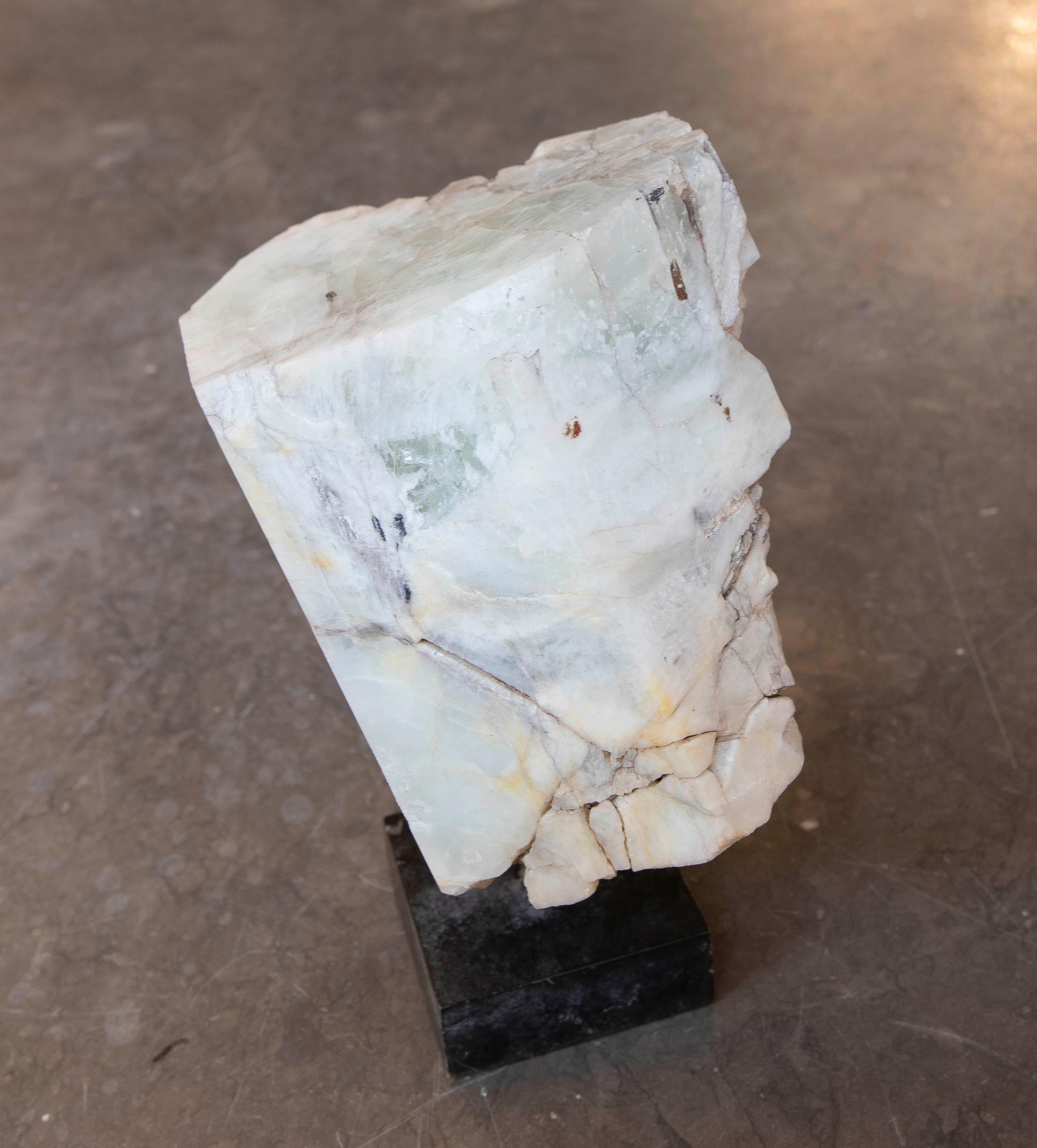 Scultura in onice del 1950 con venature verdastre su base in Wood in vendita 7