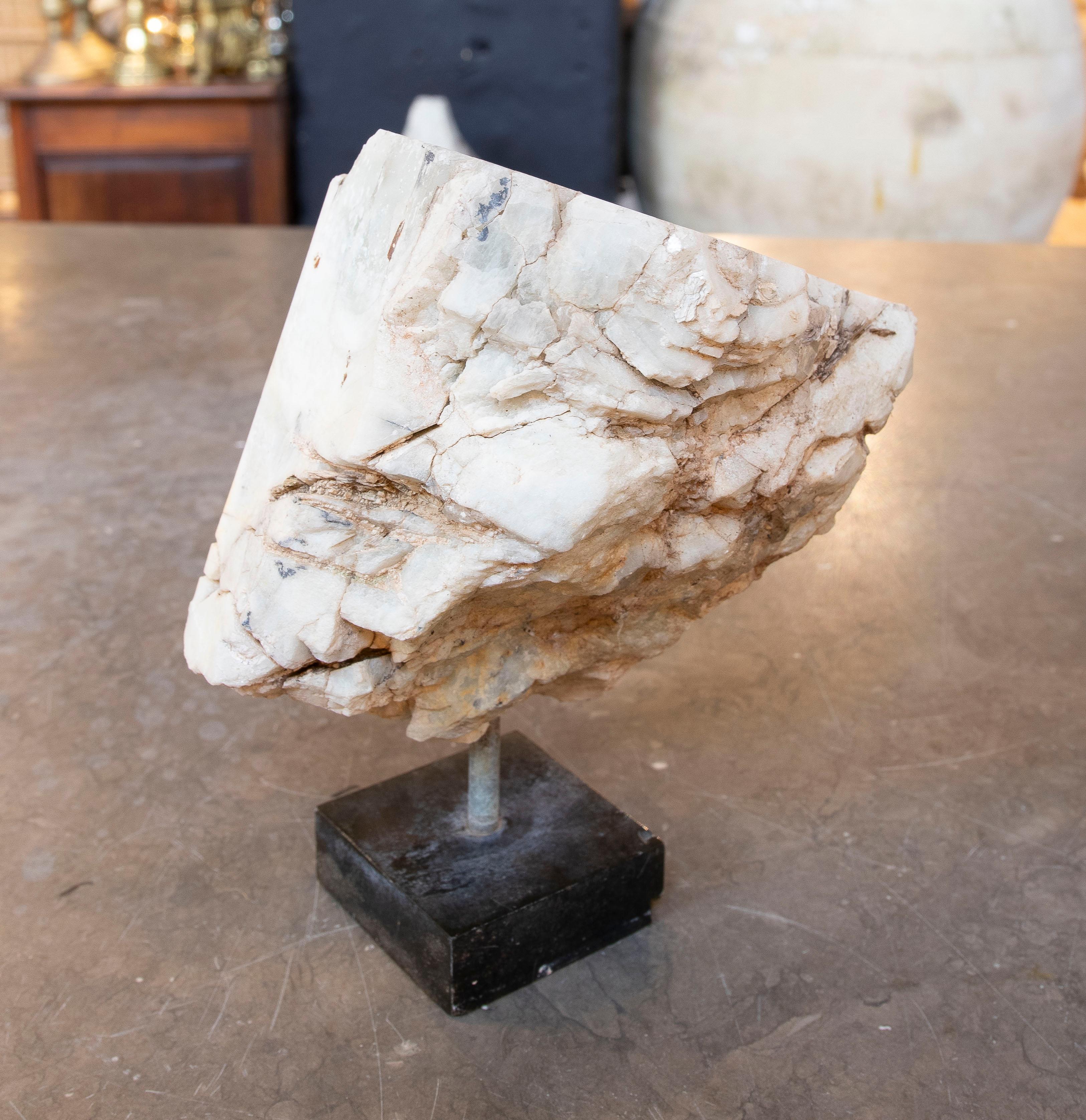 Spagnolo Scultura in onice del 1950 con venature verdastre su base in Wood in vendita
