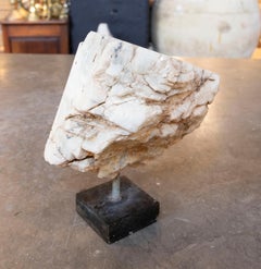 Scultura in onice del 1950 con venature verdastre su base in Wood