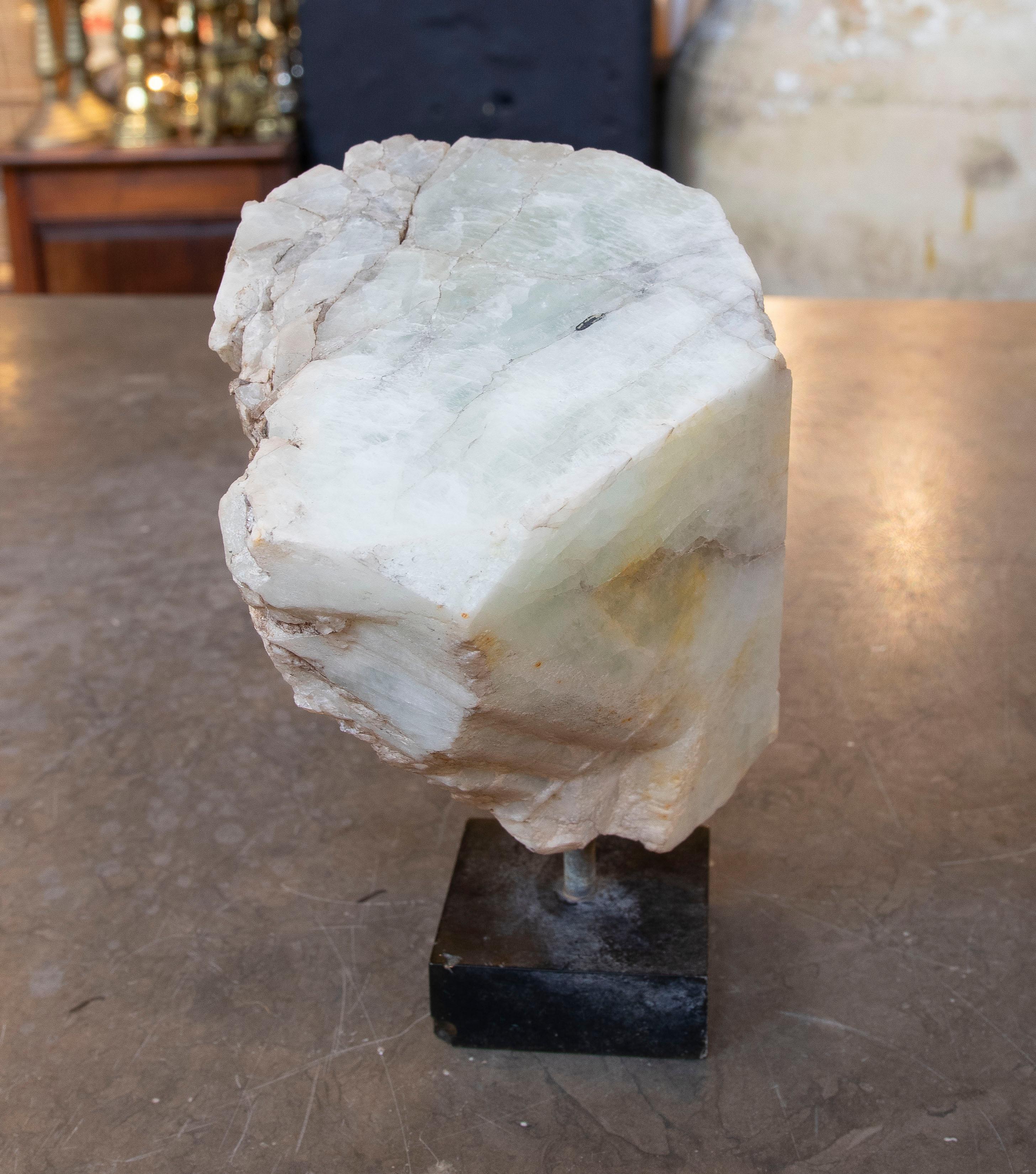 Fino al XVIII secolo Scultura in onice del 1950 con venature verdastre su base in Wood in vendita