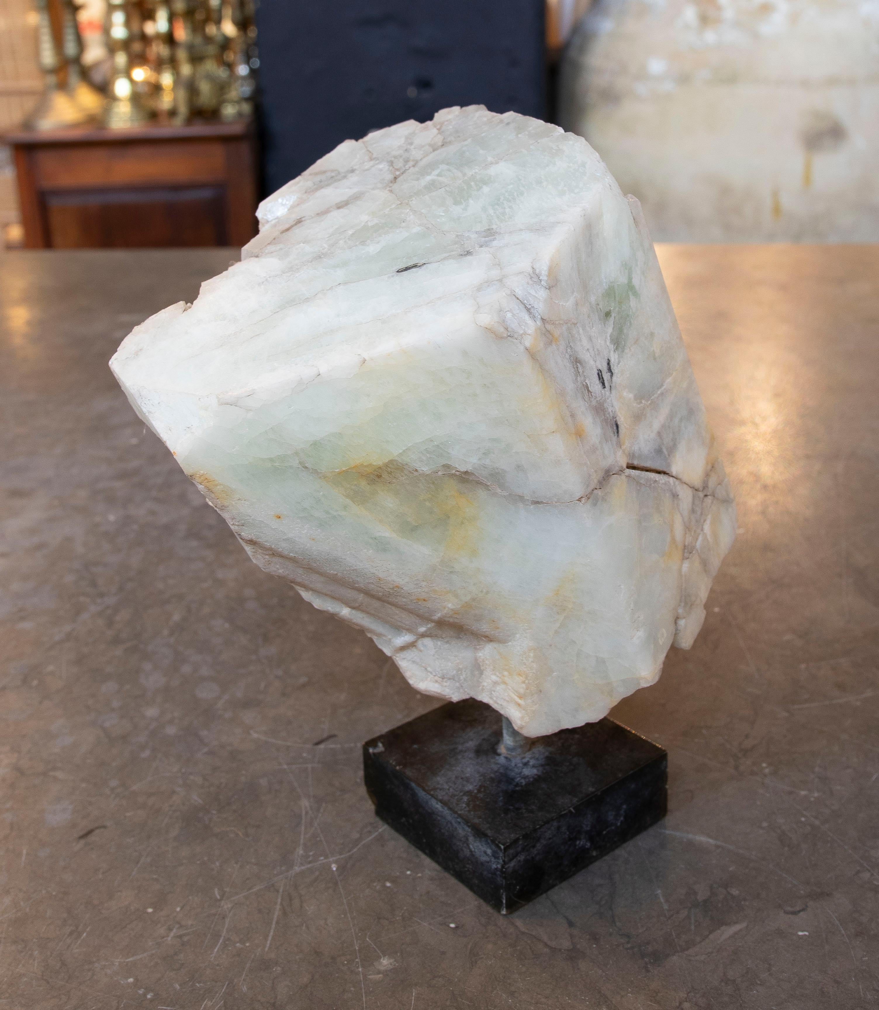 Onice Scultura in onice del 1950 con venature verdastre su base in Wood in vendita