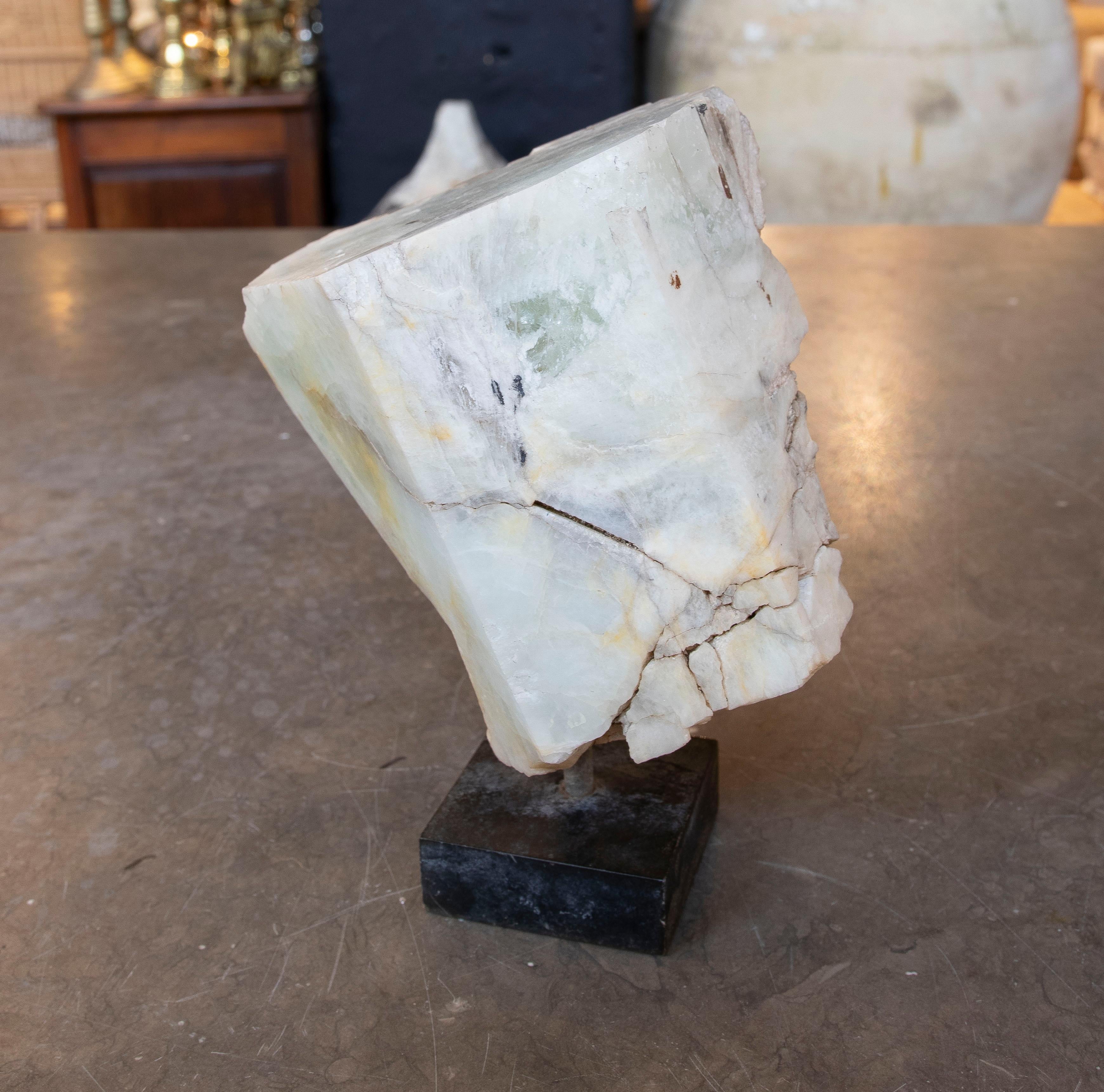 Scultura in onice del 1950 con venature verdastre su base in Wood in vendita 1