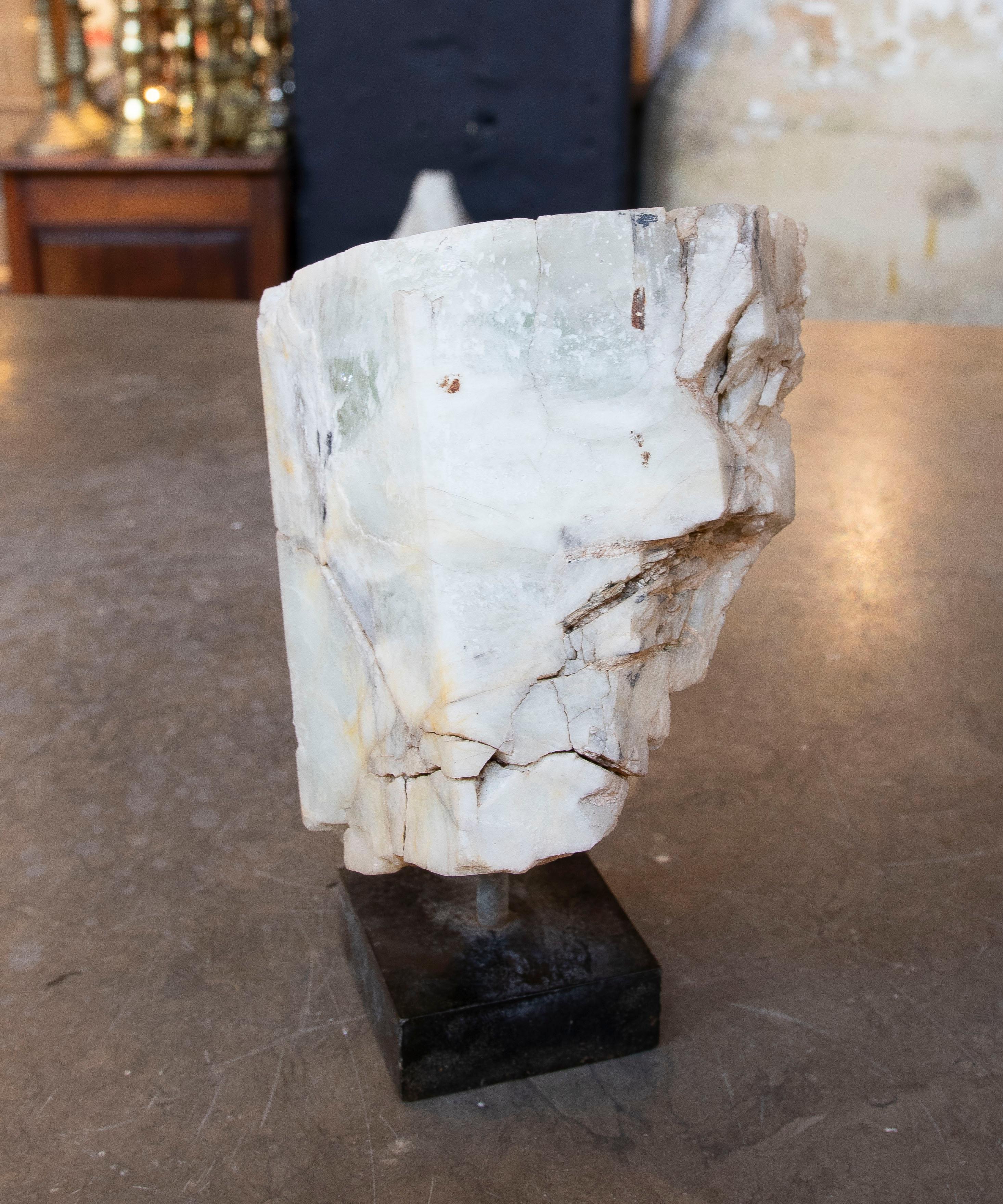 Scultura in onice del 1950 con venature verdastre su base in Wood in vendita 2