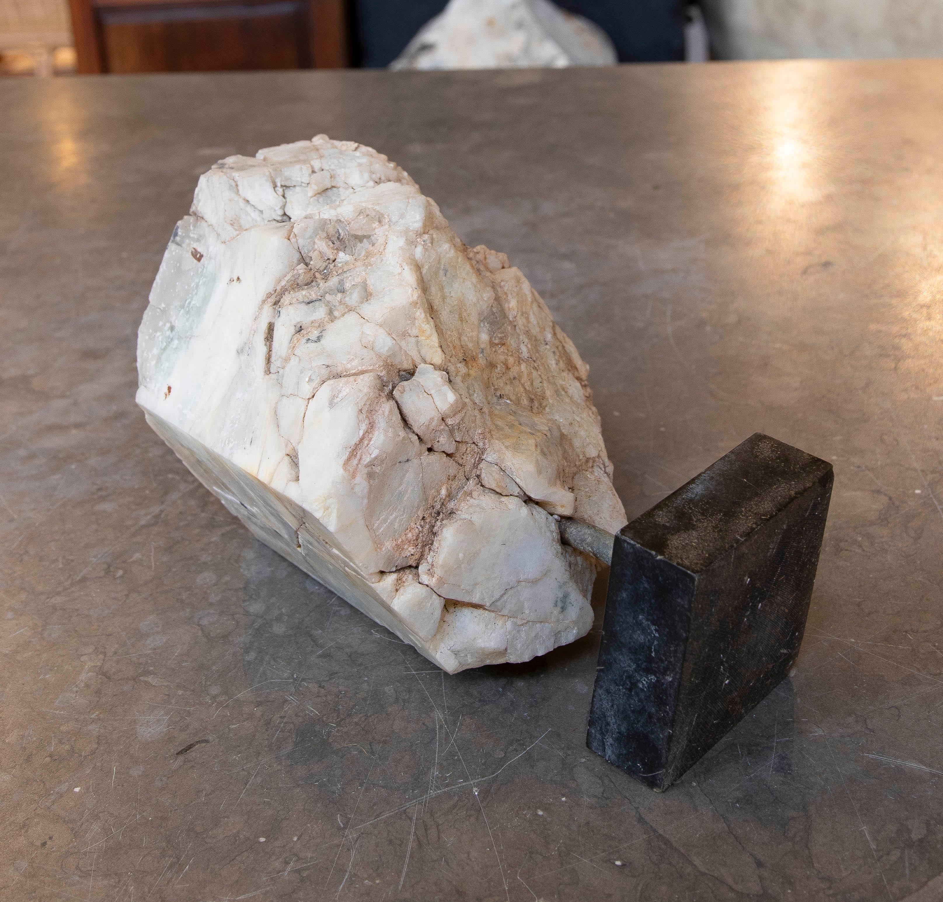 Scultura in onice del 1950 con venature verdastre su base in Wood in vendita 3