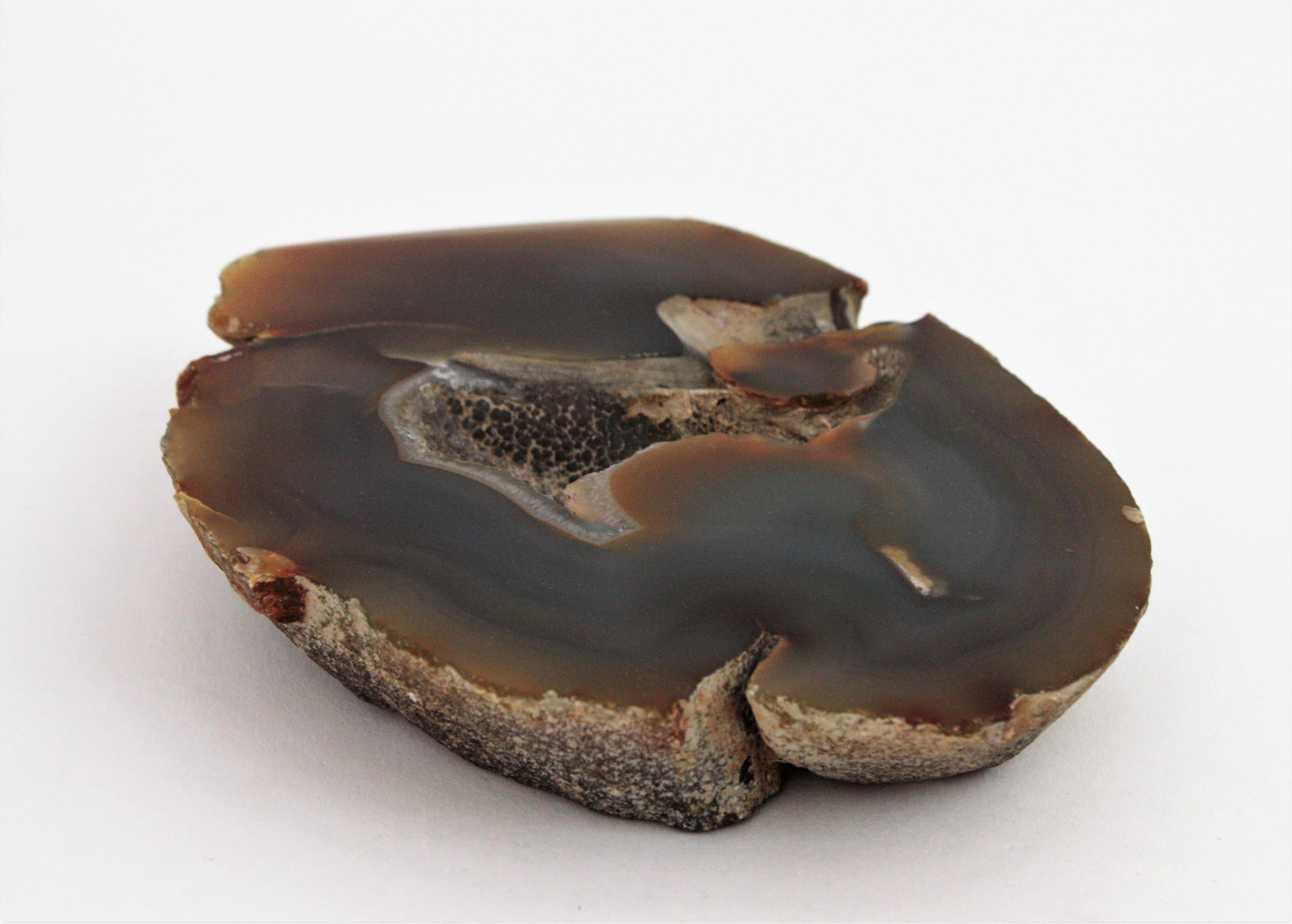 Lovely natural onyx stone ashtray, paperweight or rings bowl, Spain, 1950s-1960s.
Cut and polished stone showing the mineral’s distinctive banding striations in different shades of brown and grey
The sides remain unpolished.
Beautiful to be used