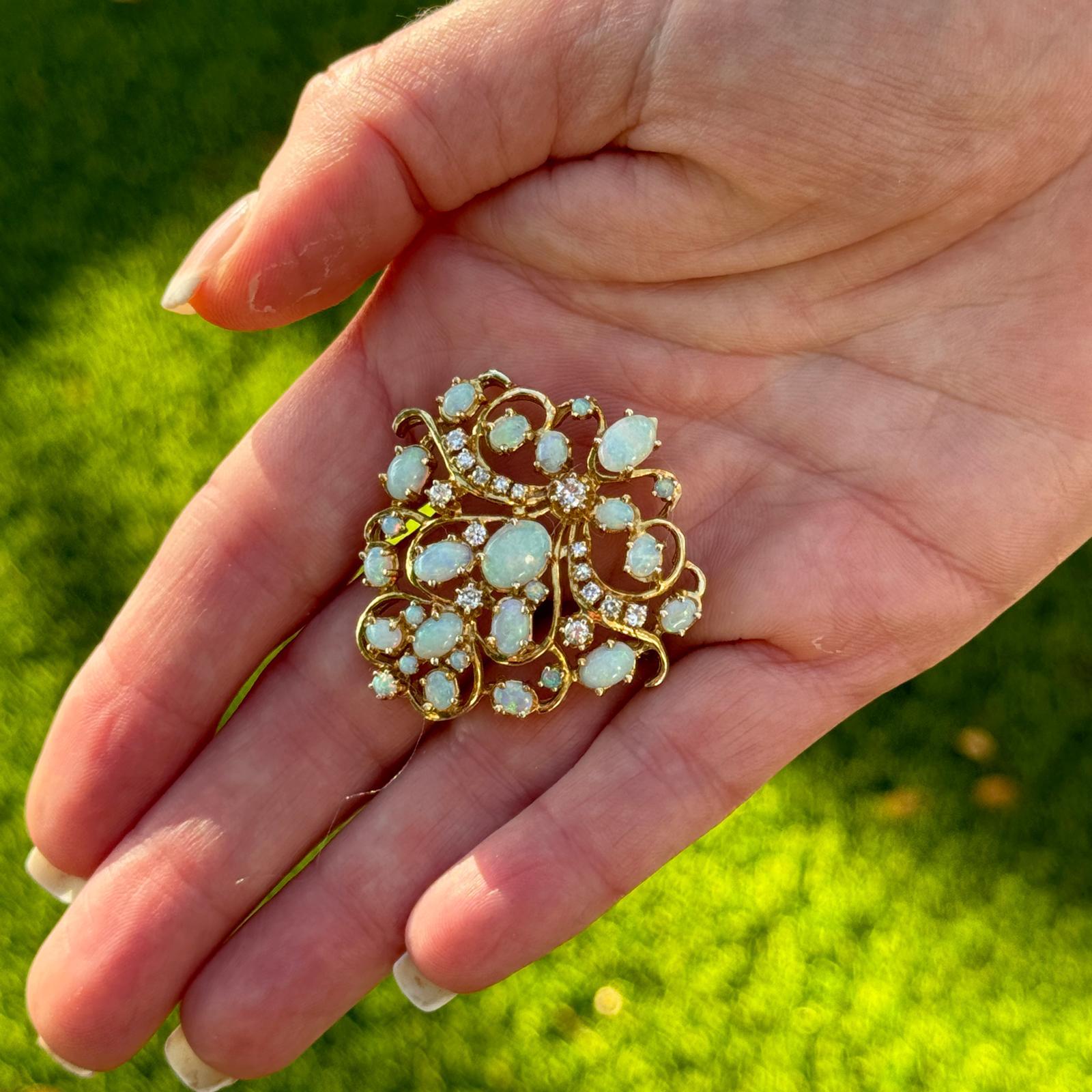 Eine Diamant-Opal-Anhänger-Brosche aus den 1950er Jahren versprüht Vintage-Charme und Eleganz, die für das Schmuckdesign der Jahrhundertmitte charakteristisch sind. Die Brosche ist aus 14-karätigem Gelbgold gefertigt, das aufgrund seiner Wärme und