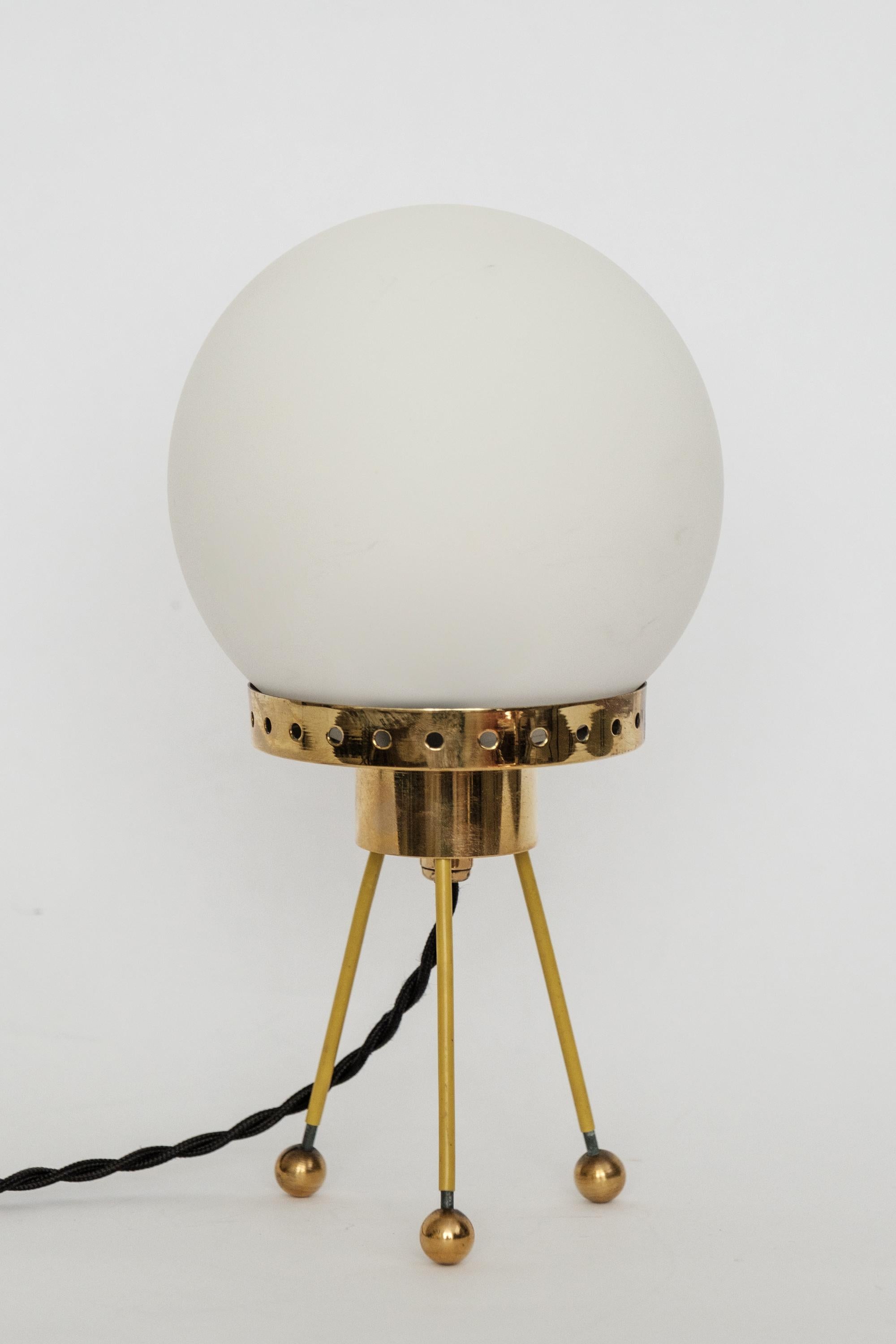 1950s Opaline Glass Sphere Tripod Table Lamp Attributed to Stilnovo For Sale 3