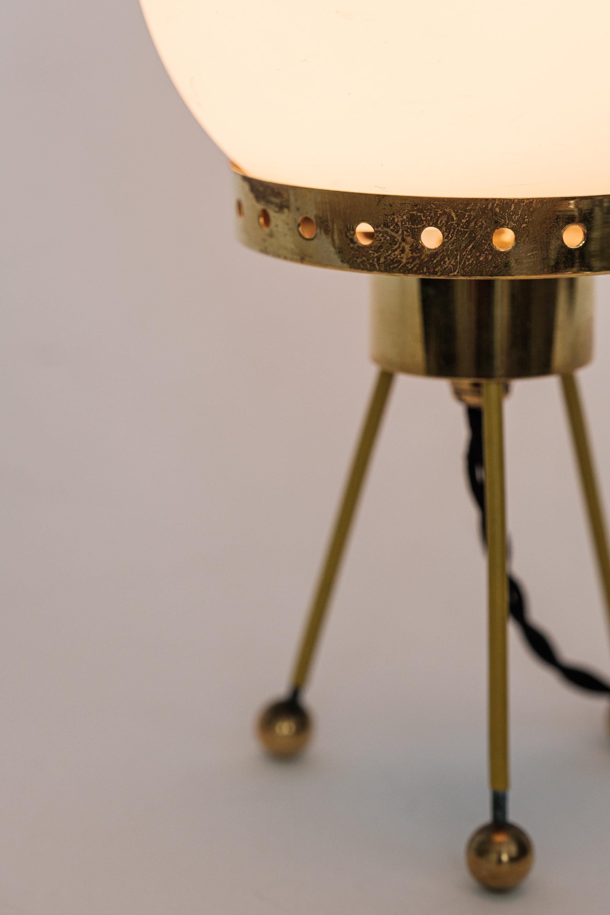 Lampe de bureau tripode sphère en verre opalin des années 1950 attribuée à Stilnovo en vente 7