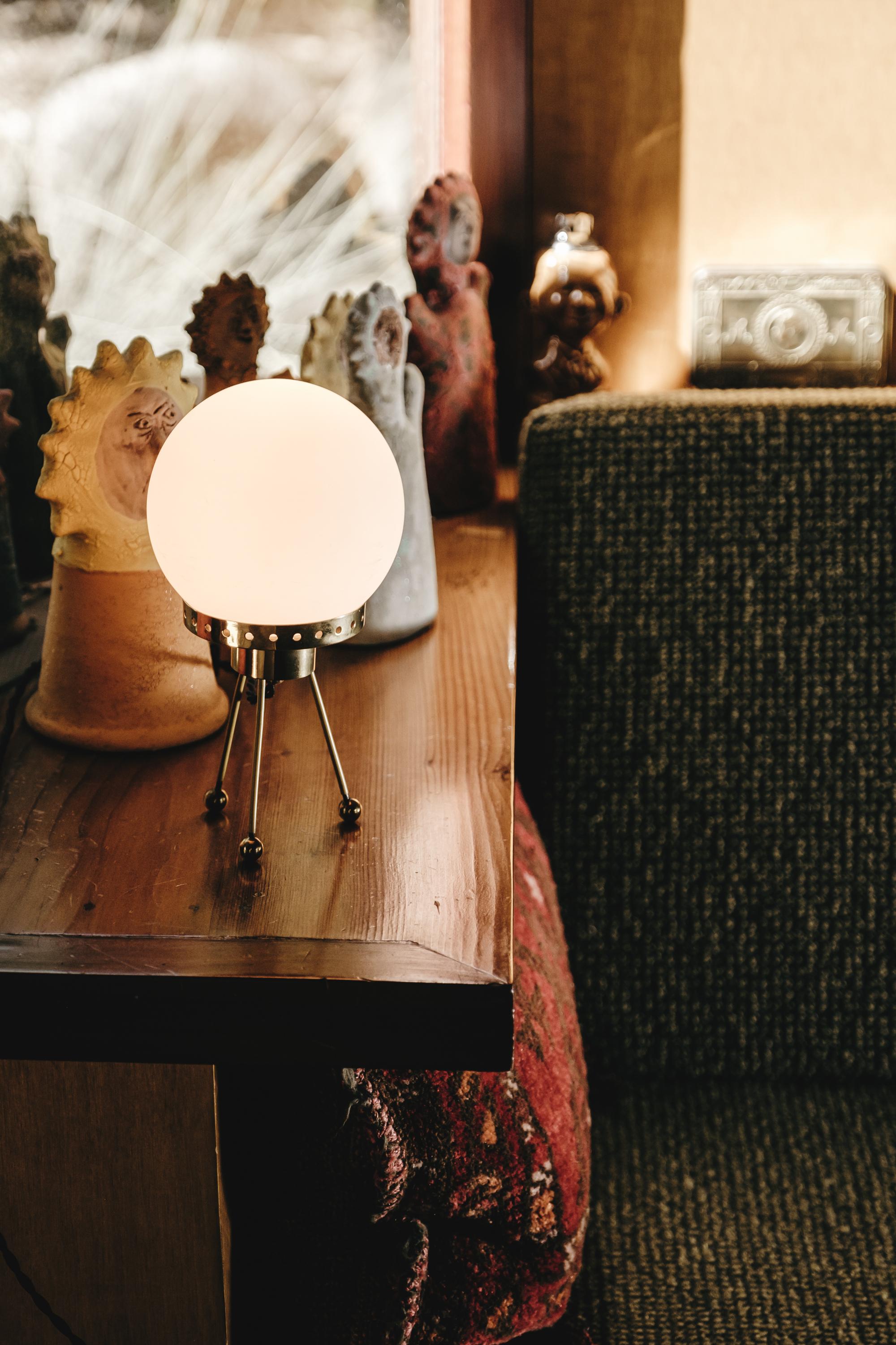 lampe de table tripode en verre opalin des années 1950 attribuée à Stilnovo. Cette lampe de table élégamment sculpturale est caractéristique de l'esthétique très raffinée de l'éclairage italien du milieu du siècle dernier, incarnée par la légendaire