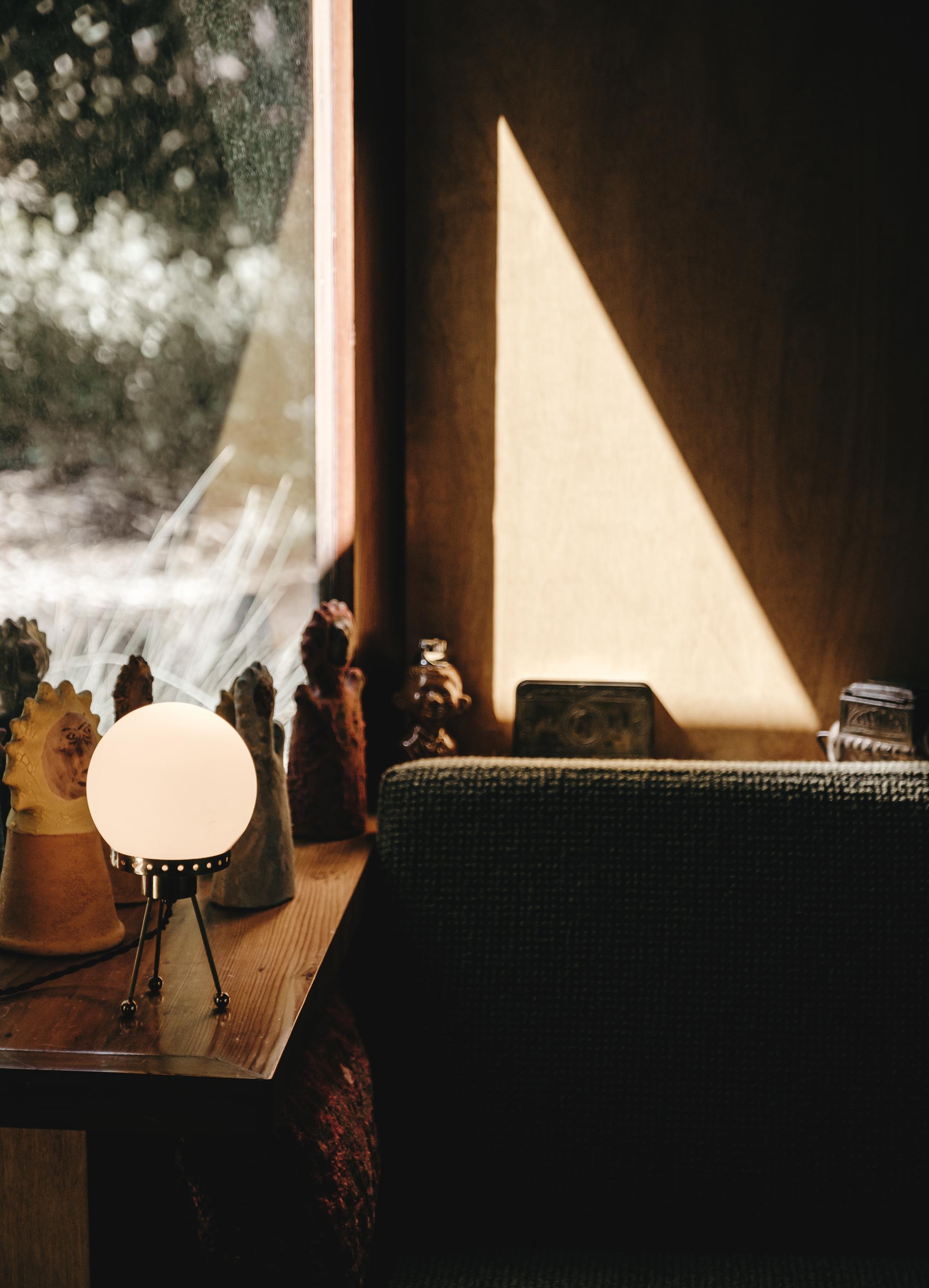 Milieu du XXe siècle Lampe de bureau tripode sphère en verre opalin des années 1950 attribuée à Stilnovo en vente